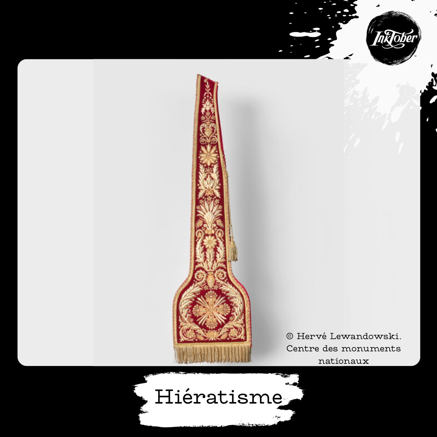Jour 2 – Inktober 2025 ✨
Mot du jour : Hiératisme
Bon, je ne vais pas mentir : ce mot m’a donné un peu de fil à retordre 😅. Mais au final, j’ai choisi de l’illustrer avec une étole liturgique de la cathédrale d’Amiens : velours rouge, fils d’or, symétries parfaites… un textile qui impose silence et solennité.
👉 J’ai hâte de voir ce que les autres participants ont imaginé autour de ce thème… et vos idées aussi !
#inktober2025 #inktober2025day2 #inktoberamiensmusees #hieratisme #histoiredutextile #liturgie #museesamiens