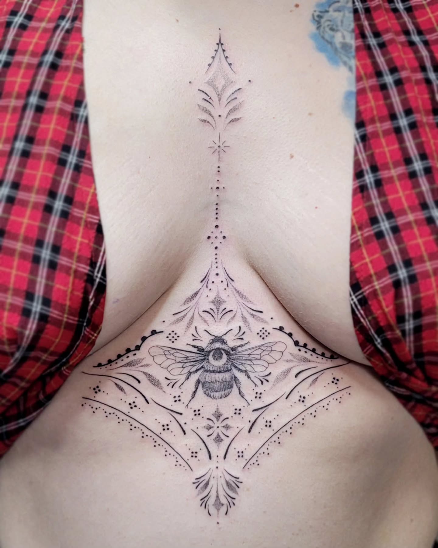 I've been doing a lot of sternum pieces lately and I just can't get enough. We added a witchy little bumble bee to the center of this one. Thank you!!!
#ornamentaltattoo #sternumtattoo #tattoo #tattooartist #abbotsfordtattooartist #fraservalleytattooartist #vancouvertattooartist #vancouverislandtattooartist #abbotsford #fraservalley #comoxvalley #courtenaybc #nanaimo #campbellriver #bc #canada #vancouvertattoo