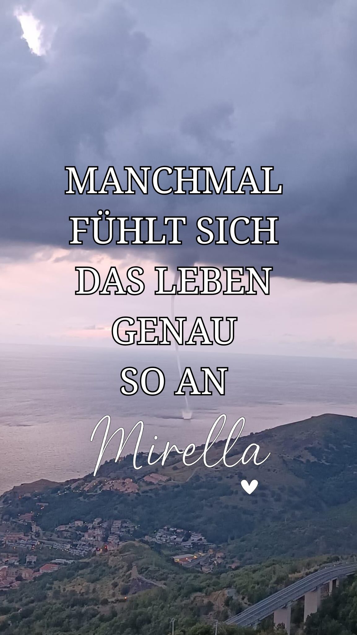 Manchmal verändert sich alles von einem Tag auf den anderen.
Über Jahre, ja sogar Jahrzehnte, war alles vertraut – dieselben Menschen, dieselben Wege, dieselben Gesichter. Es war schön, es war intensiv. Doch eine einzige Entscheidung, und plötzlich beginnt alles von vorne.
Schmerzhaft und befreiend zugleich.
Denn auch wenn es weh tut, Altes loszulassen, öffnen sich neue Türen. Neue Wege. Neue Begegnungen. Und irgendwo zwischen Marktständen, frischem Obst, Cornetti am Morgen und dem Blick auf das Meer habe ich gespürt: genau hier möchte ich bleiben.
Das Leben ist leicht, wenn man es zulässt.
Und wer mich ehrlich auf diesem Weg begleiten möchte – willkommen. 🌊✨ #newchapter #neuanfang #lebensreise #calabriamia #authentiraly #meerliebe #mirellagoestoitaly #neuesleben #lebensfreude #authentisch #reisezumirselbst #italienliebe #neubeginnammeer
