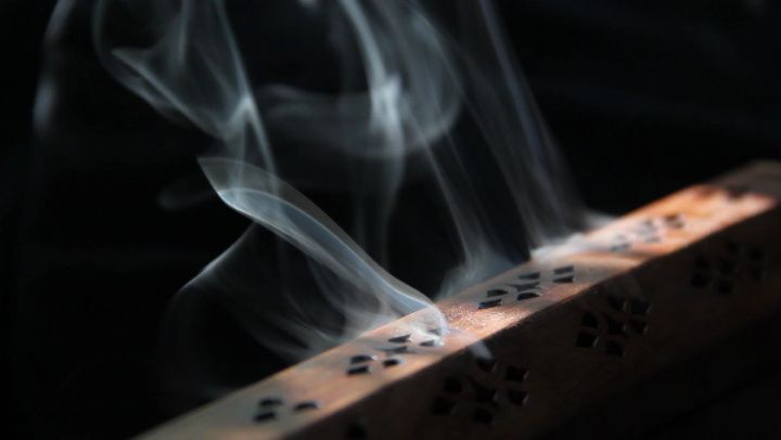 ✨ Dengelenin ve Şifalanın ✨
Hari Darshan Chakra Healing Çubuk Tütsü
Günün koşturmacası içinde kendinizi yorgun, dengesiz ya da enerjisel olarak tükenmiş mi hissediyorsunuz? 🌿
Belki de ruhsal pratiklerinizi destekleyecek, çakra merkezlerinizi uyumlayacak ve içsel şifayı davet edecek özel bir araca ihtiyaç duyuyorsunuz.
Tam da bu noktada Hari Darshan Chakra Healing Çubuk Tütsü devreye giriyor. 🔮
Kadim bilgeliğin ışığında hazırlanan bu özel tütsü, yedi ana çakranızın dengelenmesine ve ruhsal iyiliğinizin artmasına yardımcı olacak şekilde özenle harmanlanmıştır. 🌸
#chakrahealing #tütsü #spiritualhealing #chakrabalance #enerjidengesi #ruhselşifa #meditasyon #şifalanma #mindfulness #spiritualawakening #healingenergy #innerpeace #çakra #holistikyaşam #ruhbanlığı #enerjiterapisi