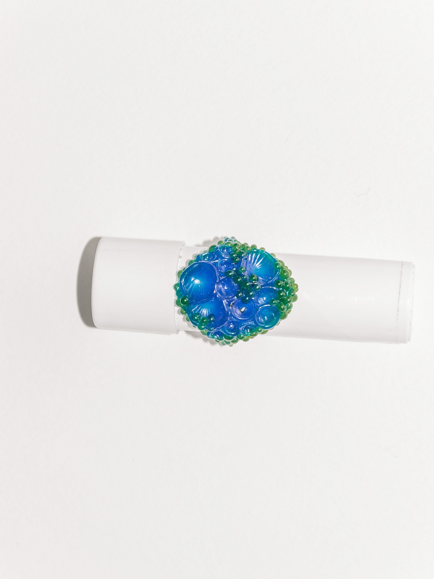 De la mémoire d’un coquillage à une bague.
Cette création, FP001 — Bague large coquillage en argent, est née d’une empreinte réelle : un petit coquillage retrouvé dans la boîte à bijoux de ma grand-mère. 🌊
— Sculptée à la main en cire perdue, chaque nervure et chaque pli de la coquille se révèlent dans le métal précieux.
— Une pièce unique, numérotée, pensée comme une relique contemporaine à porter au quotidien.
⚒️ Composition : Argent 925
📏 Dimensions : 20 × 24 mm
💍 Taille : ajustée à la commande
🔖 Authenticité : poinçon de maître BB + certificat
💎 ID d’archive : FP001 — Exemplaire unique
Une bague comme une trace du réel, un fragment du monde figé dans l’argent. ✨
⸻
Forma Prima
#atelierdebijoux #formaprima #faitmain #cireperdue
#bagueargent #bijouxfaitmain #bijoucreateur #joaillerieartisanale #bijouauthentique #bagueunique #bijoucreateurfrançais #cireperdue #bijouartisanal #handmadejewelry #bijouxfemmes #reliquescontemporaines #bijouxnature #bijouxargent #bijoucreateurindependant