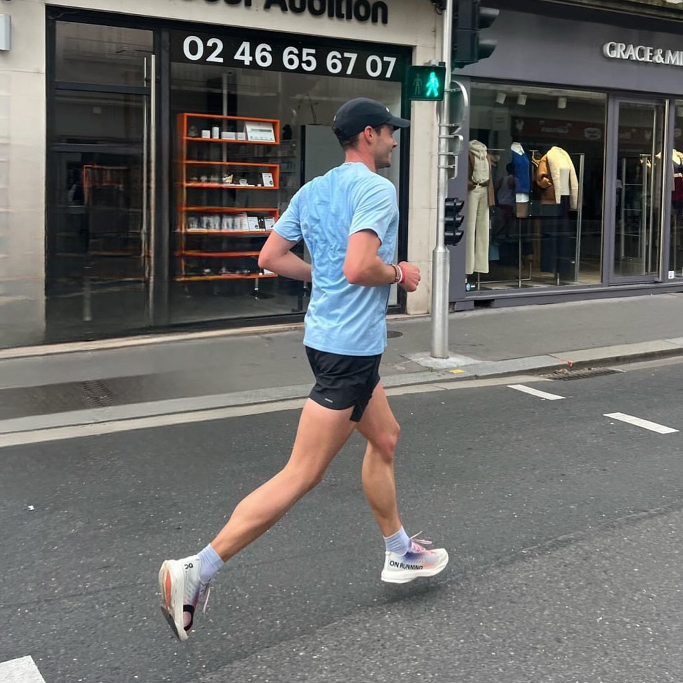 Tes pensées avant une course décident plus que tes jambes !
On a tous des petites phrases qui tournent dans notre tête, comme :
“Ça va forcément être dur.”
C’est ce qu’un marathonien pensait avant son prochain marathon.
Sauf qu’en regardant ses 3 précédents, on s’est rendu compte que cette idée n’était pas vraiment fondée :
🔸 1er marathon → découverte, pas habitué, mur du marathon, souffrance.
🔸 2e marathon → prépa pas parfaite, pas d’attente, pas de stress… et pourtant record personnel (2h38) avec de bonnes sensations🏅
🔸 3e marathon → prépa idéale, tous les feux au vert, mais beaucoup de pression + nouveau lieu → problème en course.
Bref : les faits contredisent sa croyance. Un marathon peut être couru sans souffrance, puisque c’est déjà arrivé.
Résultat : il a pu remplacer cette pensée limitante par une idée beaucoup plus aidante et réaliste.
Nos pensées ne sont pas des vérités absolues.
Elles peuvent nous limiter… ou nous libérer ✨ À toi de choisir.
Si tu veux changer ton état d’esprit pour améliorer tes performances, rendez-vous en bio pour réserver ta séance découverte 💡
📸 Image d’illustration – l’athlète présenté n’est pas celui/ celle du cas décrit