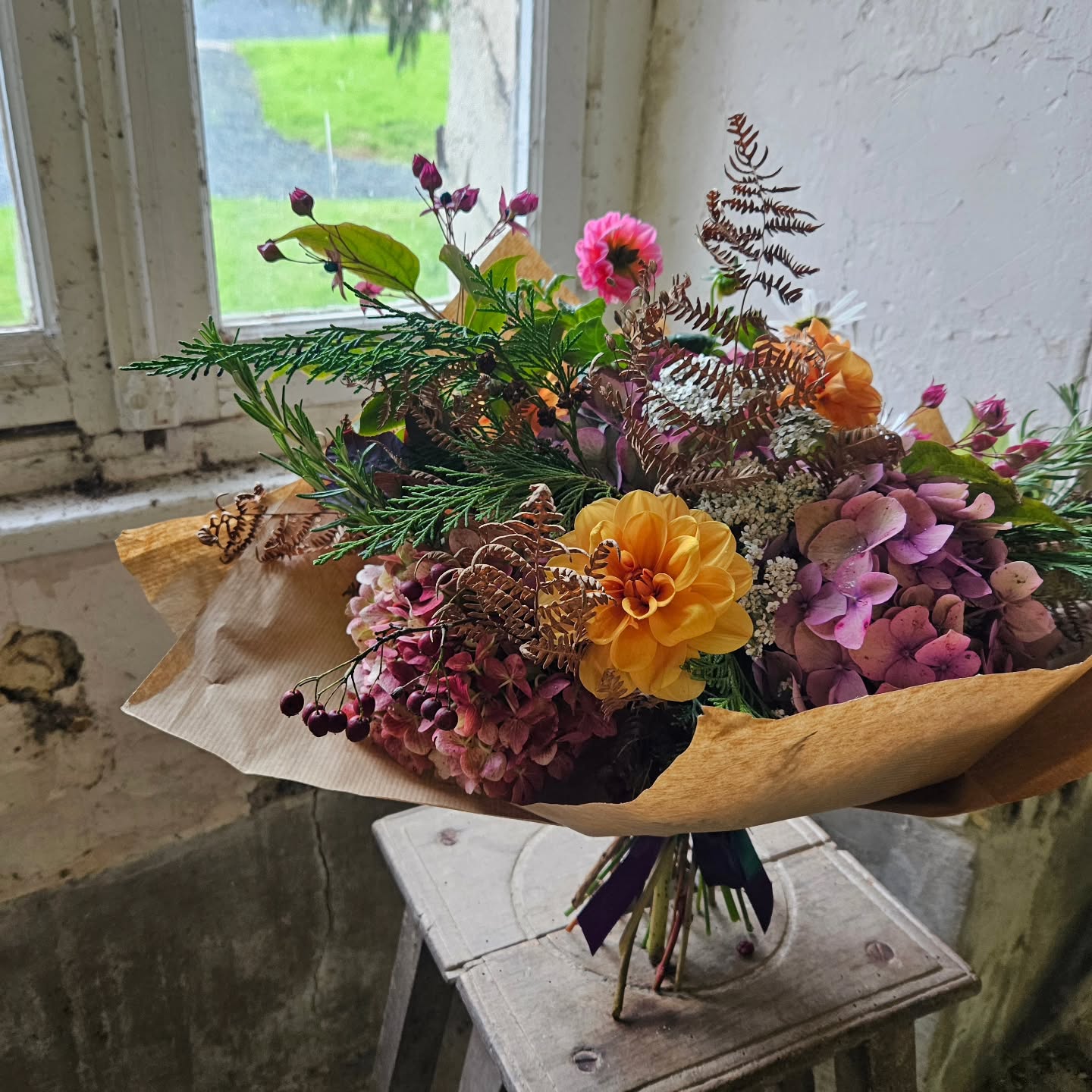 A beautiful autumn bouquet to mark the passing of a cherished friend 🍂
Picked from the gardens here in Normandy where I'm lucky to spend some much needed time away. The old farm building created a perfect backdrop for the rich colours and texture
#handtiedbouquet
#autumnflowers
#autumncolours
#surreyflorist
#carshalton
#carshaltonbeeches