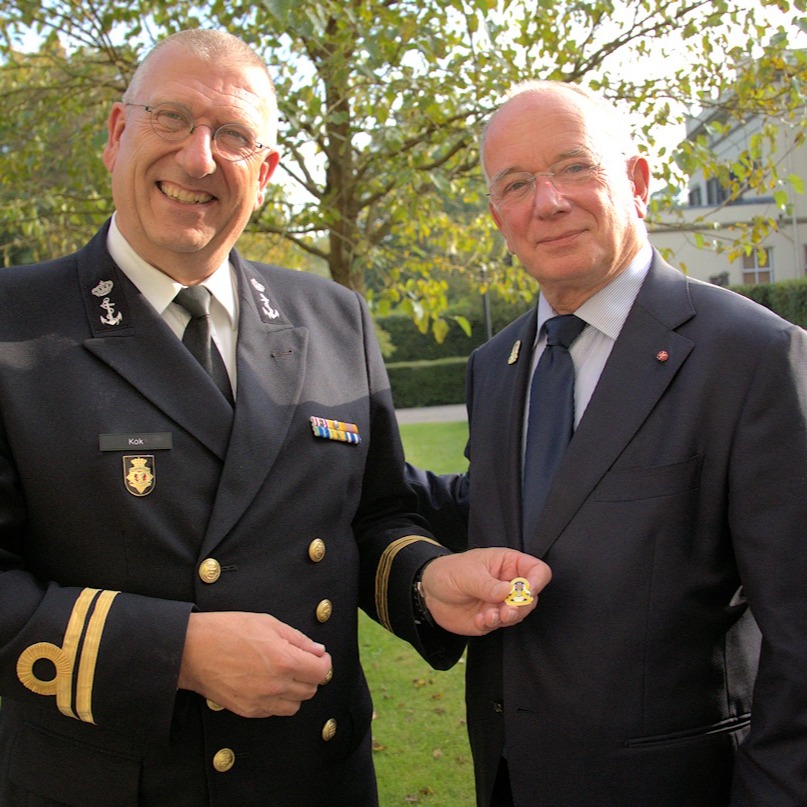 This week, Naval Lieutenant, Arjan Kok, will retire from his duty at Bronbeek - the Royal Home for Retired Military Personnel in Arnhem.
Arjan was our liaison for our visits to Bronbeek and has always done a splendid job in making us feel so welcome.
Taxi Charity Ambassador, Roger Beets MBE, represented us at a reception at Bronbeek and presented Arjan with a couple of engraved glasses and a Taxi Charity badge.
Arjan - we wish you every happiness and fulfilment in this next chapter of your life.
Image credit @funcksterrshoots
#Bronbeek #KTOMMBronbeek #Arnhem
