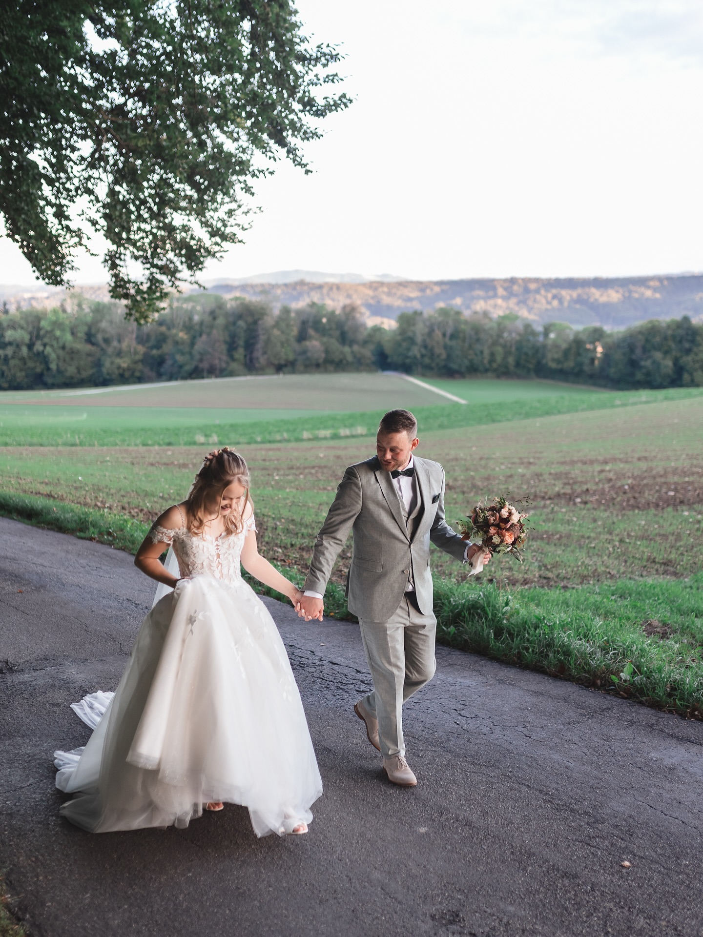 Hochzeit | Wedding
Luana & Daniel
Dr Hochzytstag het mit em Getting Ready Shooting bir Luana daheime gstartet, voller Vorfreud und Ufregig fĂŒr de grossi Tag.
D Trouig isch de ir Chile Schöftland gsi mit dem emotionale Höhepunkt, dr First Look direkt ir Chile vor guet 200 Persone.
Nach em lĂ€nge Spalier, de lustige Gruppefotos und em leckere ApĂ©ro, hei mir ĂŒs de Zyt gno fĂŒr schöni Paar-Fotos, zum Teil ou no ufem Engelberg selber.
Ds Fest ufem Eberg mit dem feine Buffet, de lustige BiitrÀg und dr Party bis spÀt id Nacht, isch e krönende Abschluss gsi vom Hochzyt vor Luana und em Daniel.
E Tag voller Emotione, lache, Ăberraschige und ganz viel Liebi!
Danke ha ig a öiem grosse Tag dörfe drbi sy⊠đž
#hochzeitsfotografie #hochzeitsfotografschweiz #weddingphotographer #weddingday #hochzeitsreportage #hochzeitsbilder #brautpaarshooting #brideandgroom #lovestory #justmarried #weddingmoments #happilyeverafter #hochzeitsaargau #schöftland #engelberg
@luanastocker02 @danny_stocki @brautfashion_sins