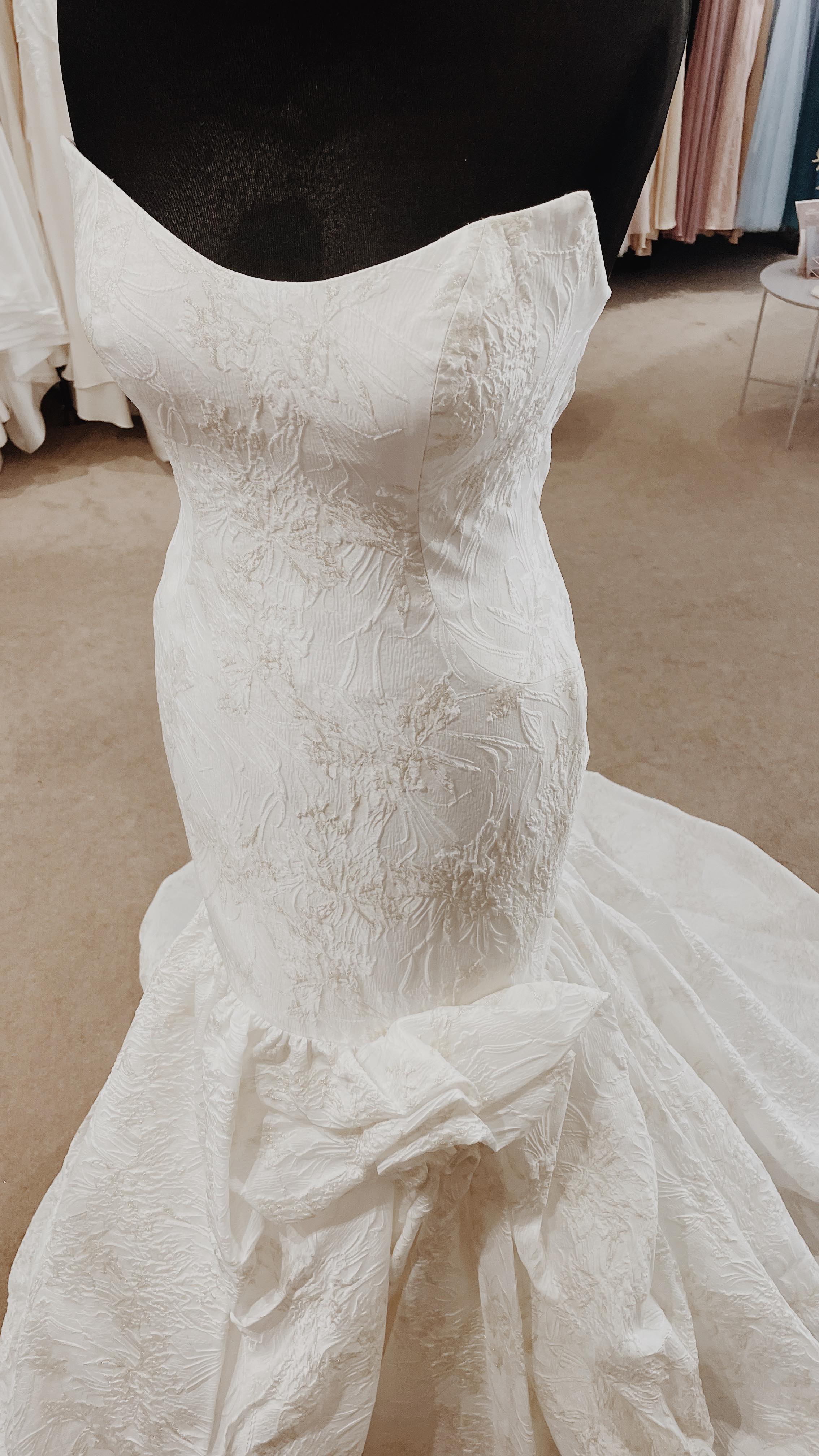 The new @pronovias Privee dress is in the window.
The detail on this fabric is just gorgeous. It looks good on a mannequin but it looks SO much better on a real person 🤩
Book your appointment and see for yourself.
📍Warwick, Warwickshire
•
•
•
•
•
#pronovias #pronoviasprivee #pronoviasbride #pronoviasweddingdress #mermaidweddingdress #pronoviasbeegold #bride #bridetobe #wedding #weddingdress #weddinginspo #weddingdressshop #bridalshop #bridalboutique #warwick #warwickshire