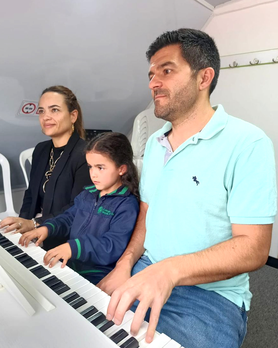 En Art Club creemos que el arte también une familias 💖.
😊 Nuestras Clases Abiertas fueron la oportunidad de compartir sonrisas, aplausos y orgullo, mientras los padres descubrieron todo lo que sus hijos han logrado.
Porque cada nota, cada trazo y cada aplauso se disfrutan mucho más cuando se viven juntos ✨.