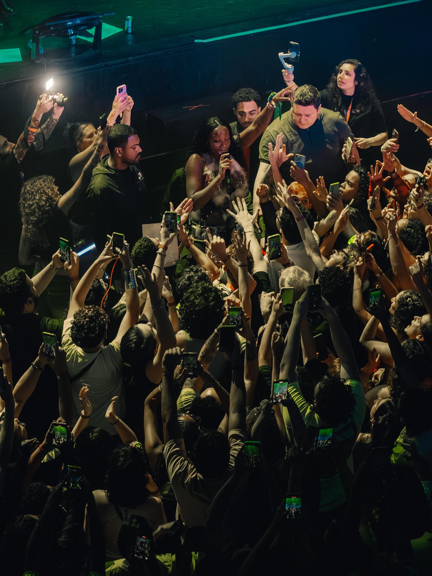 Rachel Chinouriri (@rachelchinouriri) estreou no Brasil com casa lotada no Cine Joia. Teve samba, emoção, parabéns em português e um final na plateia ao som de “Never Need Me”.
Pra conferir a resenha completa e mais fotos acesse nosso site! 🩷✨
✍️ Mari
📸 @carolmarins.jpg
#rachelchinouriri