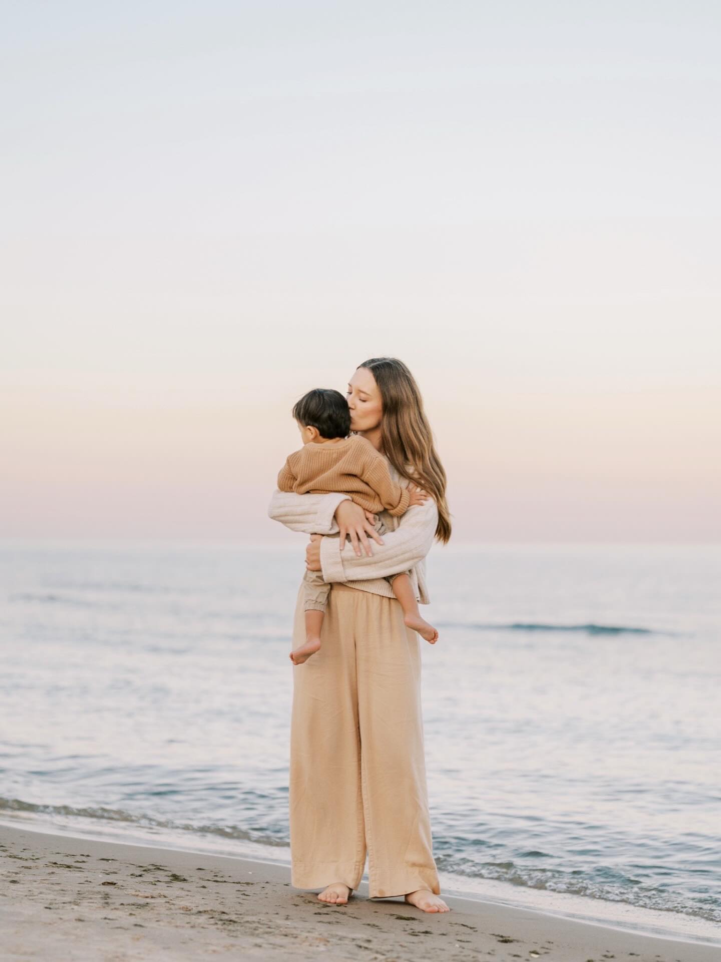 Did you catch last week’s newsletter? I had the best time sharing about Mateo taking his very first steps! 🥹
Watching his little face light up as he toddles around is pure joy—but also a little bittersweet. We’ve been cheering him on for months, and now here he is… growing up way too fast.
This Sunday’s newsletter is all about nostalgia and classic disposable film cameras 🎞️. I can’t wait to share it with you!
Sign up for the newsletter with the link in bio so you don’t miss out on this fun topic!
#motherhoodphotographer #greenbayfamilyphotographer #beachsession #family #familybeachsession #taylormayphotography