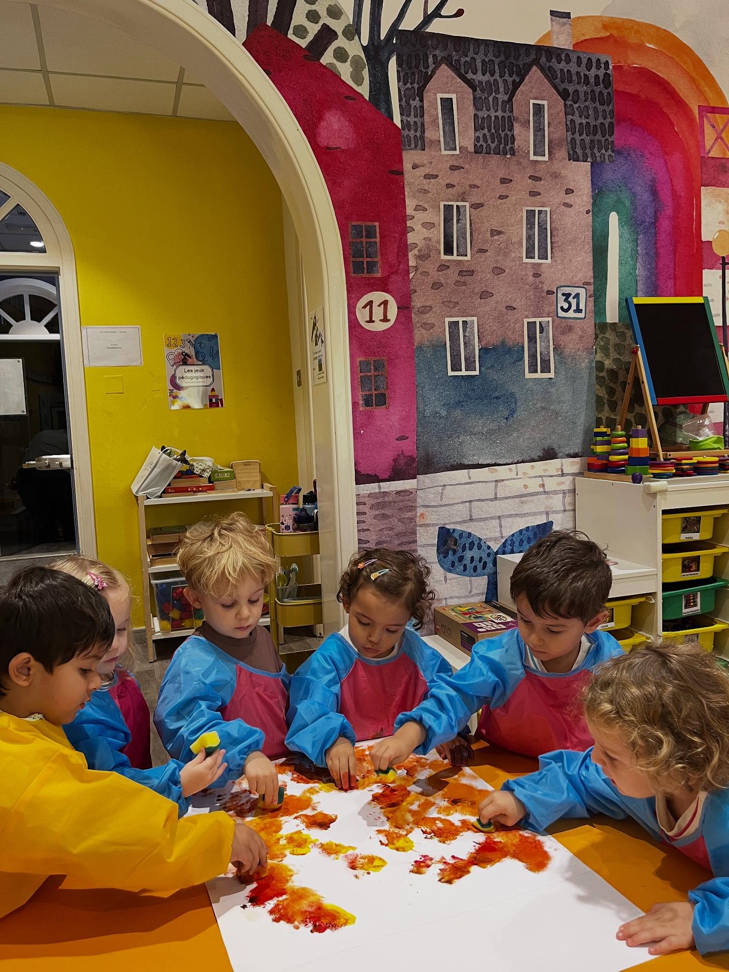 🇫🇷 Couleurs d’automne à La Marelle 🍁
Nos petits artistes ont exploré les tons chauds de l’automne à travers une activité de peinture collective.
Un joli moment de créativité, de partage et de découverte sensorielle autour des couleurs de la saison ✨🎨🍂
⸻
🇬🇧 Autumn colors at La Marelle 🍁
Our little artists explored the warm tones of autumn during a collective painting activity.
A beautiful moment of creativity, sharing, and sensory discovery inspired by the colors of the season ✨🎨🍂
#nursery #kindergarten #frenchnursery #crèchefrançaiseàdubai #dubainurseries