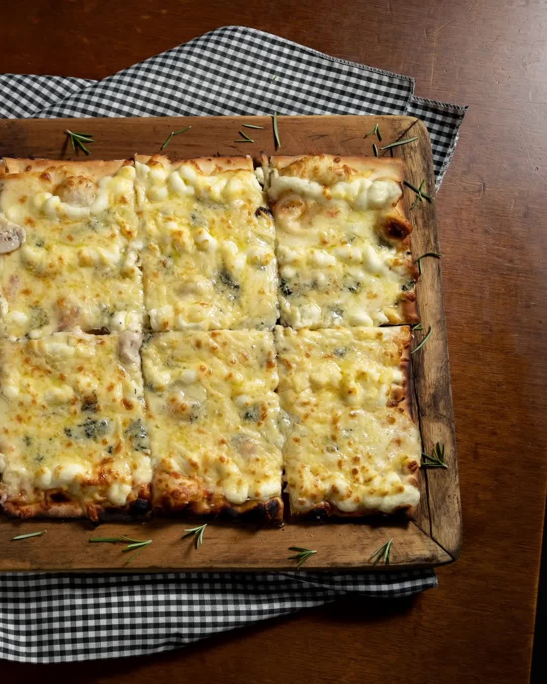 A Villa abre suas portas todos os dias a partir das 18h. E neste mês, um toque especial: piano ao vivo para transformar sua noite em um momento ainda mais único!