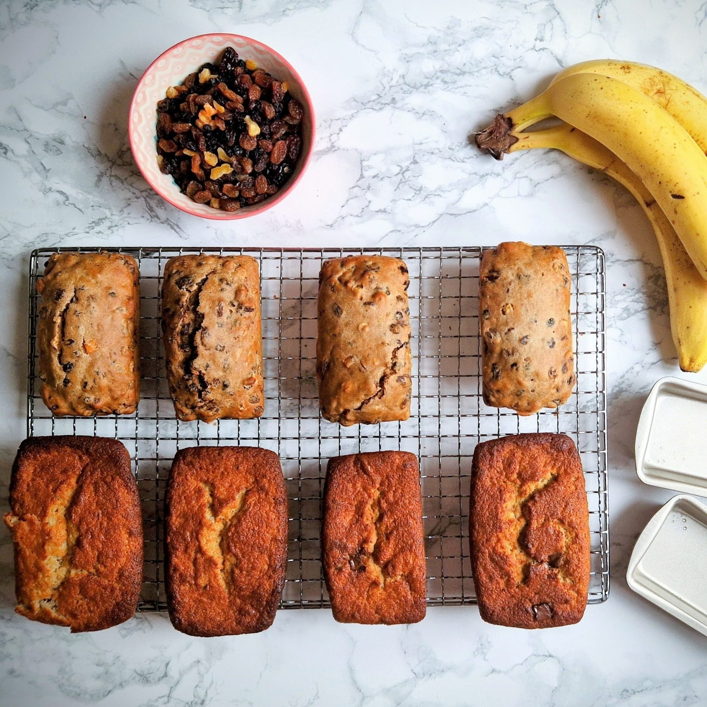 HOMEMADE MINI LOAVES IN 20 MINUTES
These mini loaves are a great alternative to processed cakes. They’re low in sugar, high in fibre, and taste delicious. Because of their size, they bake quickly and freeze brilliantly. I batch-make them at weekends and pop them straight into the freezer for school snacks and lunchboxes.
🍌 Mini Banana & Dark Chocolate Chip Loaves
Ingredients (makes 4 mini loaves):
• 100g melted coconut oil
• 100g caster sugar
• 3 ripe bananas, mashed
• 2 large eggs (or flax egg if vegan)
• 140g self-raising flour
• 1 tsp baking powder
• 50g dark chocolate chips
Method:
1️⃣ Preheat oven to 180°C (160°C fan) and grease 4 mini loaf tins.
2️⃣ Mash bananas and mix with coconut oil, sugar, and eggs.
3️⃣ Fold in flour and baking powder.
4️⃣ Stir in chocolate chips.
5️⃣ Bake for 20 mins until golden.
🍀 Irish Tea Cake (Barnbrack) Mini Loaves
Ingredients (makes 4 mini loaves):
• 375g mixed dried fruit
• 275ml strong black tea
• 225g self-raising flour
• 1 tsp mixed spice
• 1 egg, beaten (or flax egg if vegan)
• 1 tsp almond essence
Method:
1️⃣ Soak dried fruit in tea overnight.
2️⃣ Preheat oven to 180°C (160°C fan) and grease 4 mini loaf tins.
3️⃣ Stir in egg (or flax egg), flour, spice, and almond essence.
4️⃣ Divide mixture between tins.
5️⃣ Bake for 20 mins, until a skewer comes out clean.
#carolinefarrellnutrition #upffreesnacks #BatchCooking #FamilySnacks