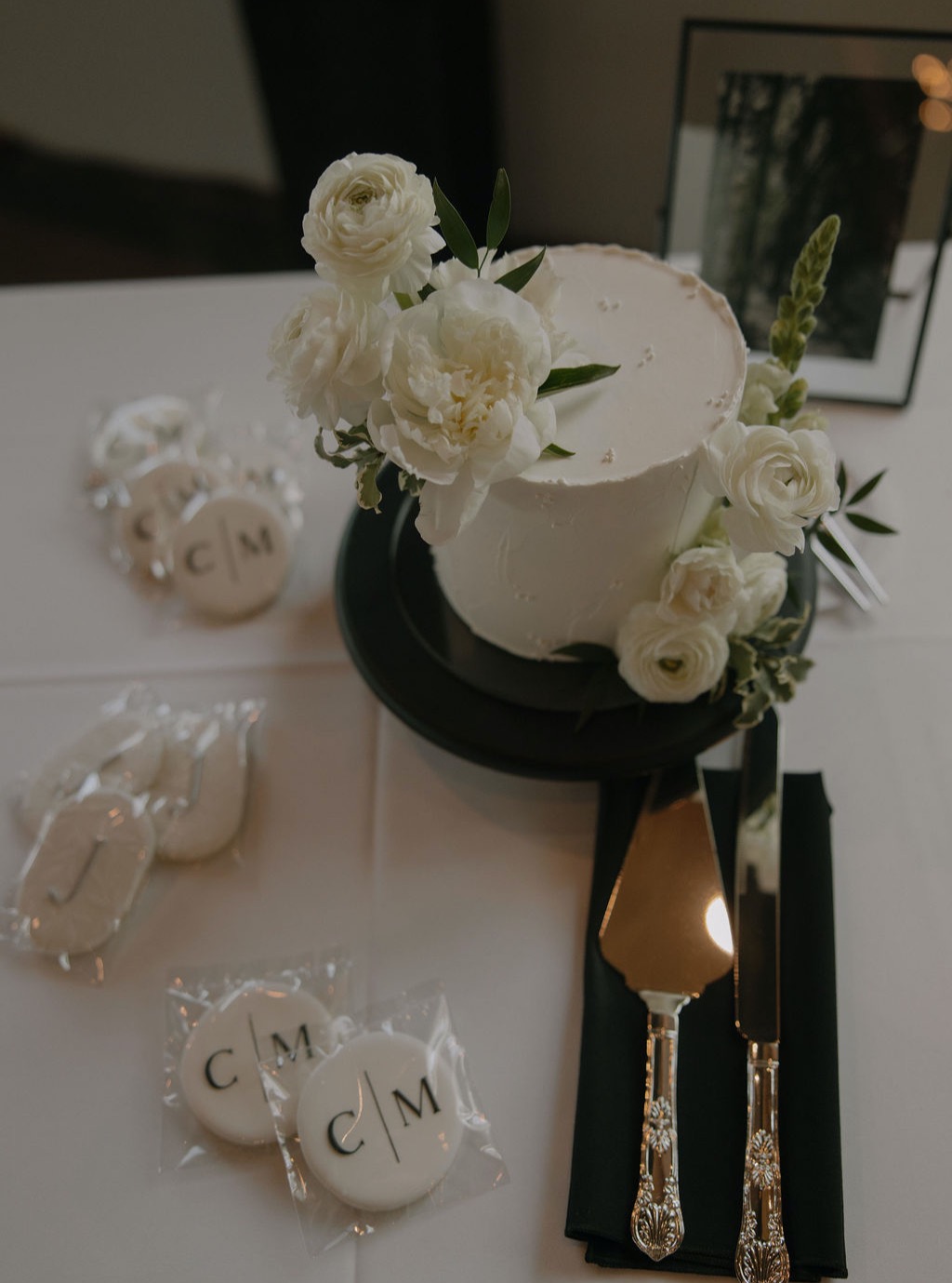 Who says you need a five-tier cake to make a statement? 🍰
Our couple opted for a single-tier design, created just for them to cut and enjoy. It's an intimate twist that felt incredibly personal (and just as photo-worthy). 😍
Guests were treated to personalized cookies, beautifully detailed and full of charm. A small moment, but one that said we thought of you.
We’re seeing more couples choose meaning over tradition. And we’re so here for it. ❤️👏🍰
Wedding Planning: @katietaylorevents21
Bride: @mimifox98
Groom: @jones_cole
Photography: @madisonheafner
Floral: @macsfloral
Linens: @bbjlatavola
Head Table Place Settings: @hutcheventsmt
Venue: @camelot_ranch_events
DJ: @djbenefit
Hair: @thebraidmaven
Makeup: @medusa.esthetics
Bride’s Gowns: @stepnoutbridal
Groom & Groomsmen Tuxedos: @stepnoutbridal
Cake and Cookies: @sweetsbysam_
Catering: @montanajacksbillings
Bar: J Bar K Catering | Billings
Painter: @kpotterfineart
Hotel Room Blocks: @northernhotel, @doubletreebyhiltonbillings, Hampton Inn
#katietaylorevents #weddingplanner #weddingplanning #weddinginspo #weddinginspiration #weddingideas #justengaged #engagedcouple #weddingvibes #weddingdetails #weddingstyle #luxuryweddingplanner #modernwedding #timelesswedding #elegantwedding #intentionalwedding #modernweddingplanning #fineartwedding #blackandwhite #blackandwhitewedding #romanticwedding #weddingdesign #weddingstyling #destinationwedding #weddingcake #weddingcookies #weddingdessert