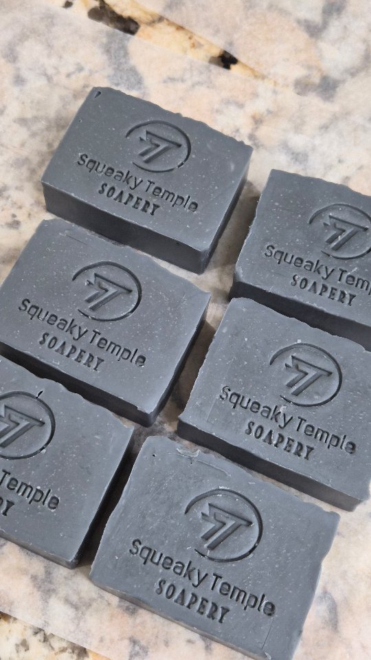 Its our Aloe + Ash soap. Made with activated charcoal, Aloe vera and tea tree oil.
Hand Poured. Plant Powered. Made with Love 💜
#AloeAndAsh #SqueakyTempleSoapery #SoapPouringMagic #NaturalSoap #ColdProcessSoap #SkinFood