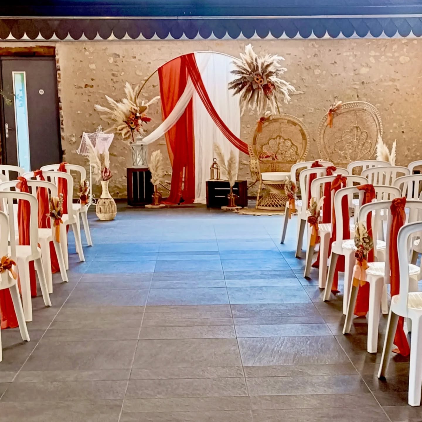 Cérémonie laïque en mode terracotta #terracotta #ceremonielaique #wedding #mariage #mariageautomne #thelittlefactory86 #weddingceremony #weddingdesigner #boheme #bohemechic