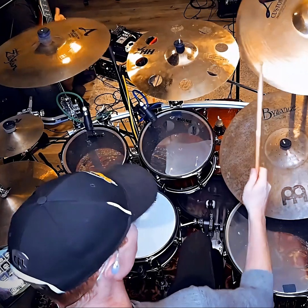 This was run through #4 of Levitating by Dua Lipa... I'd never heard this track before (yes, I'm living under a rock), and it was really fun to listen and it what came to mind into it. You can hear the bass by @jonkalbass in there too!
What do you think?
#drums #pop #bassguitar #drummer #drumcover