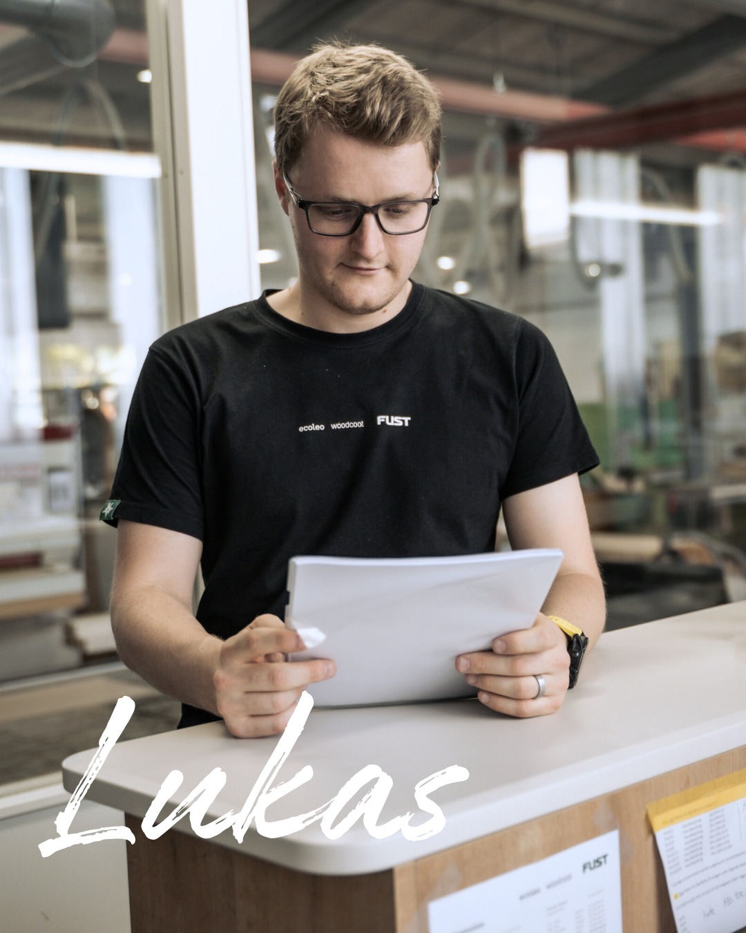 Heute möchten wir euch Lukas vorstellen – er ist der Leiter unserer Produktion.
Mit seinen 29 Jahren bringt Lukas nicht nur handwerkliches Können mit, sondern vor allem seine hilfsbereite und lösungsorientierte Art. Dabei ist er immer offen für neue Herausforderungen und Ideen.
Seine Lieblingshölzer? Nussbaum und Eiche. Materialien, die genauso charakterstark sind wie er selbst! 🌳
Wenn Lukas nicht gerade unsere Produktion leitet, verbringt er seine Zeit am liebsten mit seiner Familie oder trainiert für den nächsten Triathlon. Ein echter Allrounder also! 🏊♂️🚴♂️🏃♂️
Solche engagierten Menschen machen unser Team aus. Danke Lukas für deinen Einsatz!
#Team #SchreinereiFust