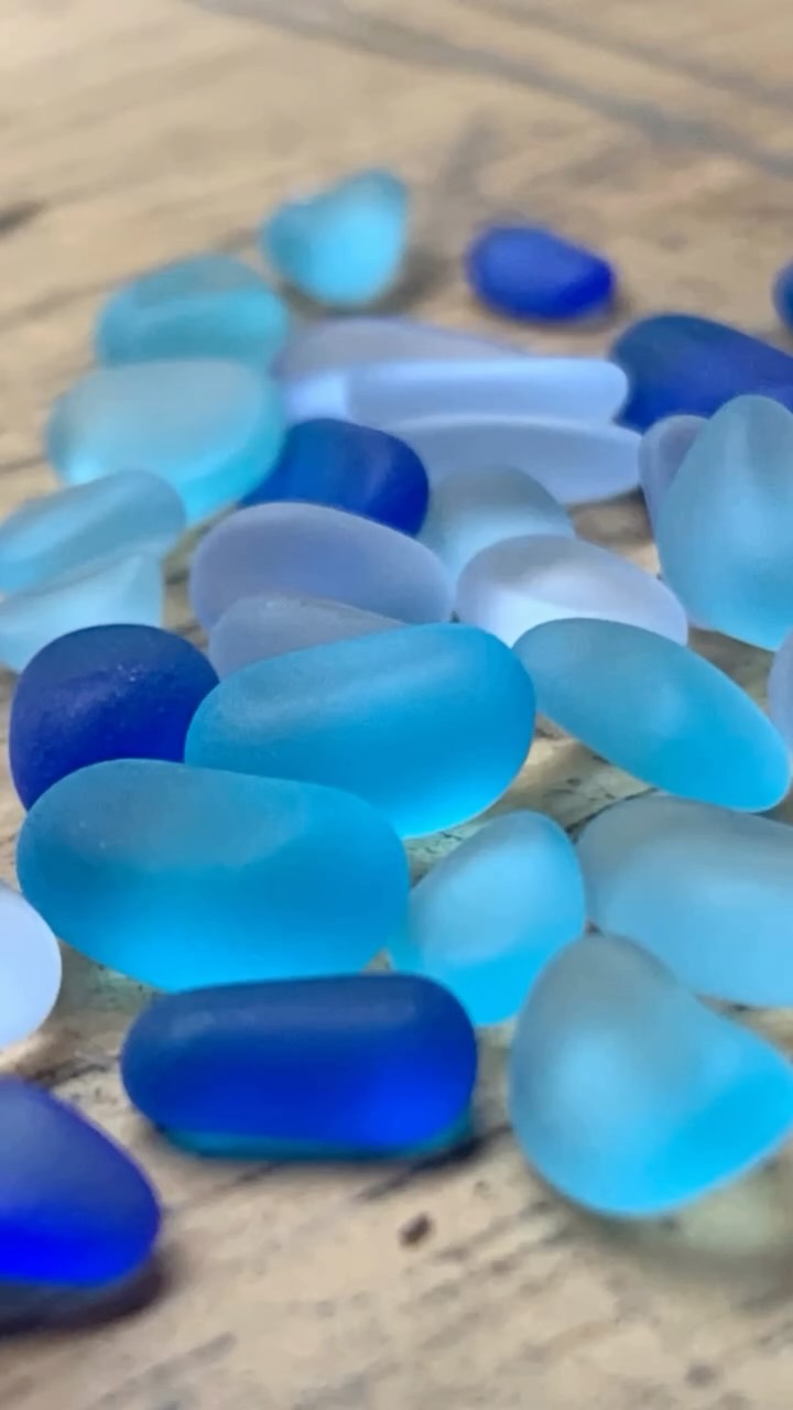 Collection Larmes de sirène 🧜♀️.
Bague fines en argent serties de petits “verres de plage”.
Vous êtes nombreux sur les marchés à me demander ce que c’est que du verre du plage. Pour ceux qui se posent aussi la question, ce sont des petits verres qui ont été poli par la mer et vagues que l’o ln retrouve sur les plages. Ceux là sont particulièrement beaux, d’un bleu vif et intense 🤩
Petites bagues vendues à l’unité mais qui sont particulièrement jolies mariées et en différentes teintes 😉.
#verredeplage #larmesdesirène #bleu #bijouxargent #bijouxartisanaux #artisanat #artisane #bijouxcreateur #loireatlantique #labaule #handmadejewelry #faitmain #ring #presquileguerandaise