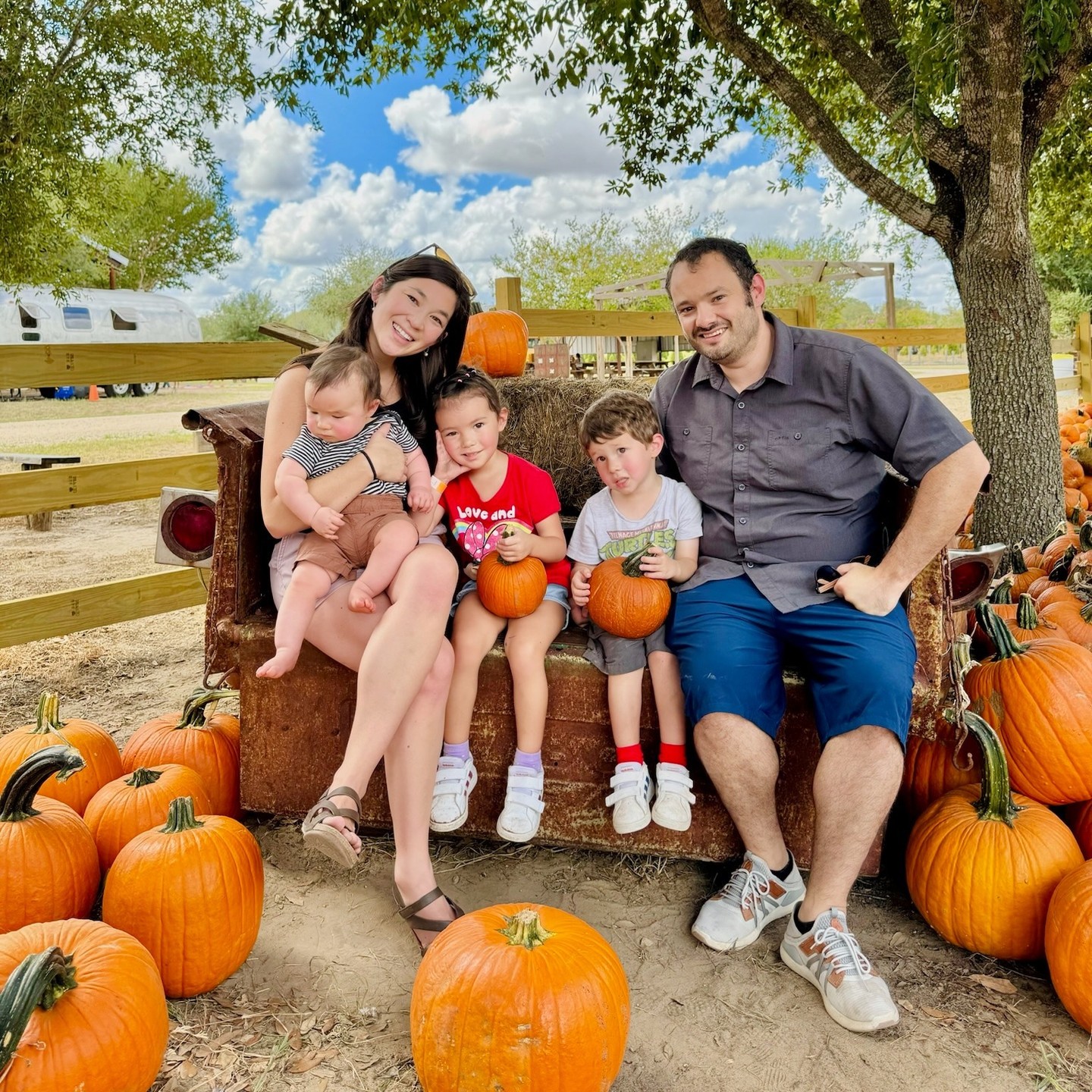 Looking for the perfect way to kick off the first weekend of October? We know a place.. 😍💛🎃🌼
Saturday 10am-8pm | Sunday 10am-6pm
devineacresfarm.com for discounted tickets & info!