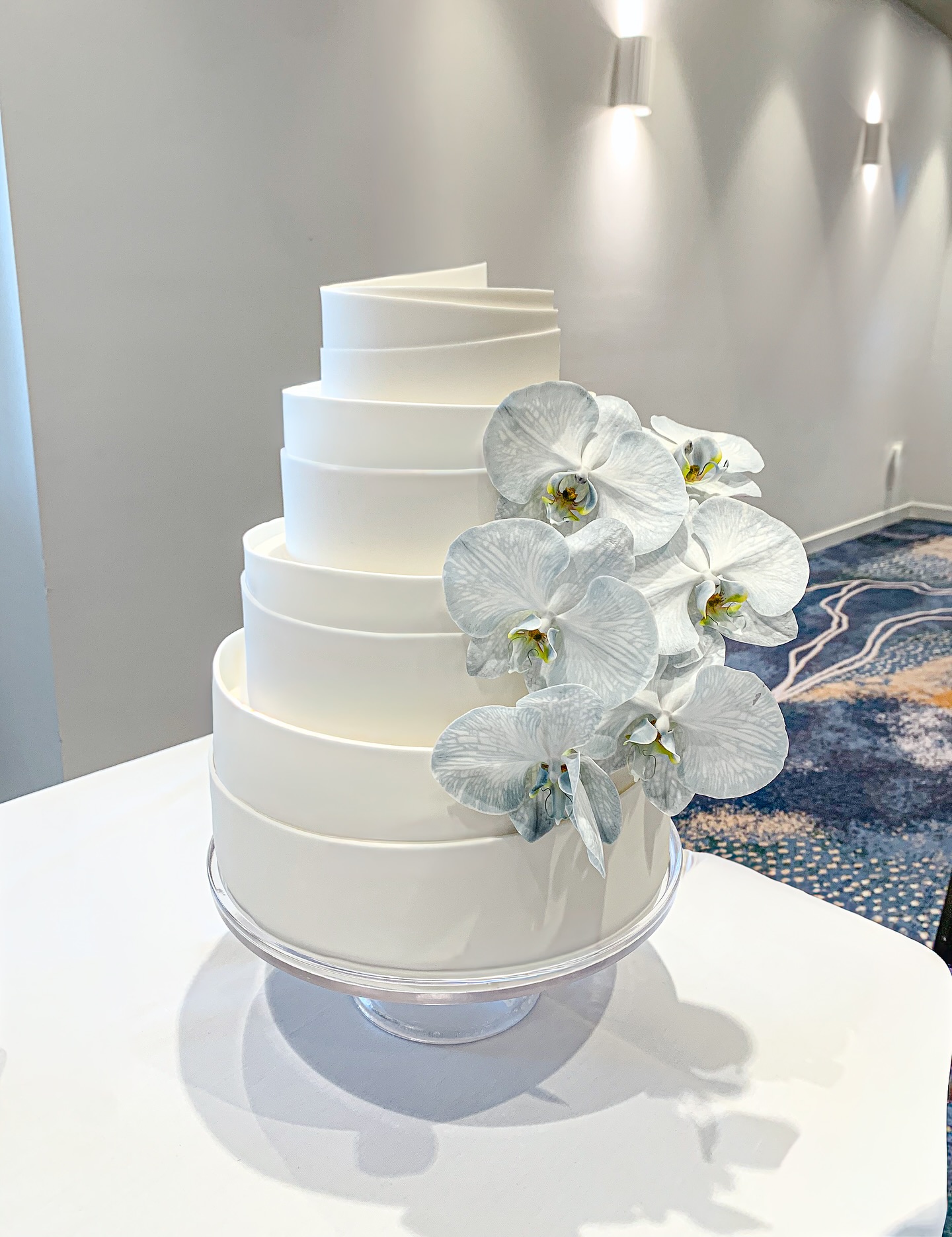 Inspired by the one and only @a_cake_story_ this sharp line fondant design is so much more trickier! Simplicity is my perfectionist enemy 😅
Florals @gcflowermarket.official
#acakestory #kaikaicakery #weddingcake #fondantweddingcake #goldcoastwedding #simpleweddingcake