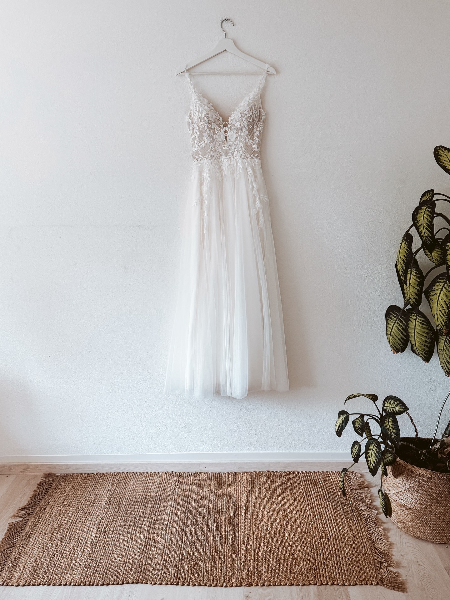 Kleid Olivia 🤍
Grösse 34-36, 166cm mit Schuhabsatz
Fliessendes A-Linien-Kleid mit moderner Rankenspitze. Das Oberteil zeichnet sich durch einen tiefen V-Ausschnitt und zarte Spaghettiträger aus. Es ist reich mit einer einzigartigen Blätter- und Rankenspitze verziert, die sanft über den Oberkörper fällt. Die Spitze geht nahtlos in den weichen, leichten Tüll-Rock über. Der tiefe Rücken wird durch eine Reihe zarter Knopfe perfekt ergänzt.
ready to love me? danke Olivia 👰🏽♀️🤍