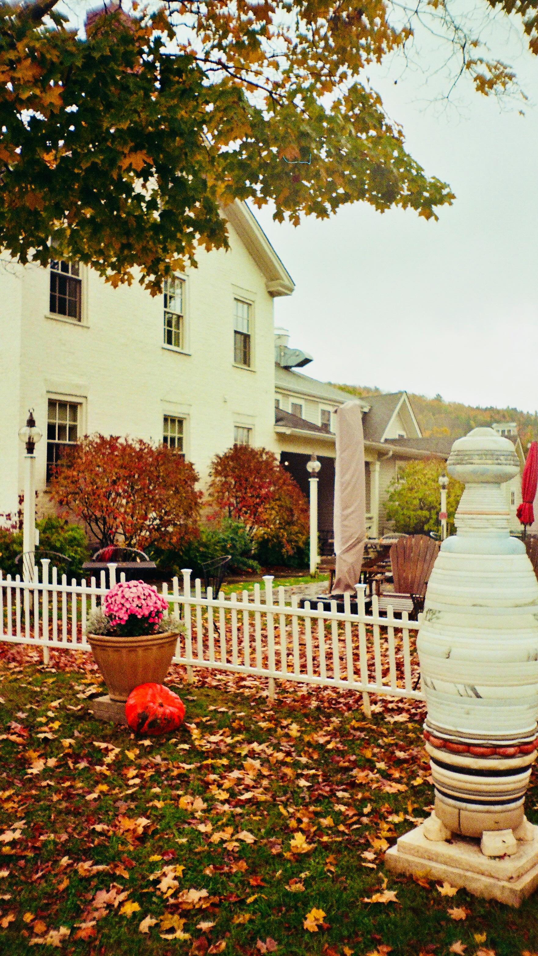 channel your inner christian girl autumn 🍂🍁
📍Stowe, Vermont & Lebanon, New Hampshire — the most insane foliage and only a few hours drive from Boston!
The journey itself is half of the fun because the foliage on the drive is STUNNINGGGG!!
.
.
.
.
#stowe #stowevermont #newhampshirelife #fallfoliage #newenglandfall #travelphotography #rameenawanphotography