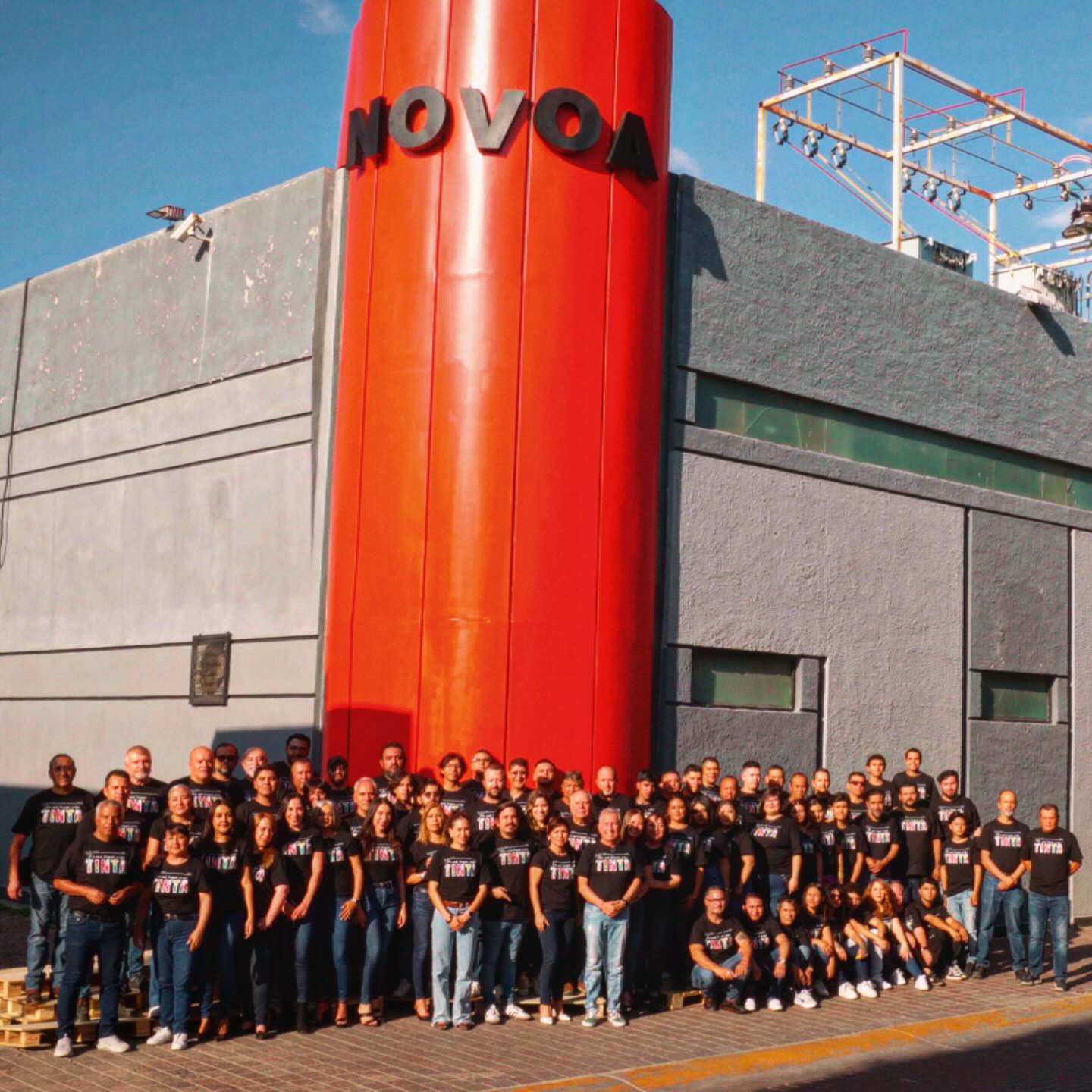 En Novoa Impresores creemos que la calidad no solo está en las máquinas, sino en las personas que hacen posible cada proyecto.
Este es nuestro equipo de trabajo, un grupo de personas apasionadas, comprometidas y orgullosas de formar parte de una historia que lleva 80 años imprimiendo ideas.
Cada uno aporta su talento y dedicación para que tus impresos lleguen a tus manos con el cuidado y la excelencia que nos distinguen.
¡Gracias por confiar en nosotros!
#NovoaImpresores #80Años #Equipo #Impresión #LeónGto