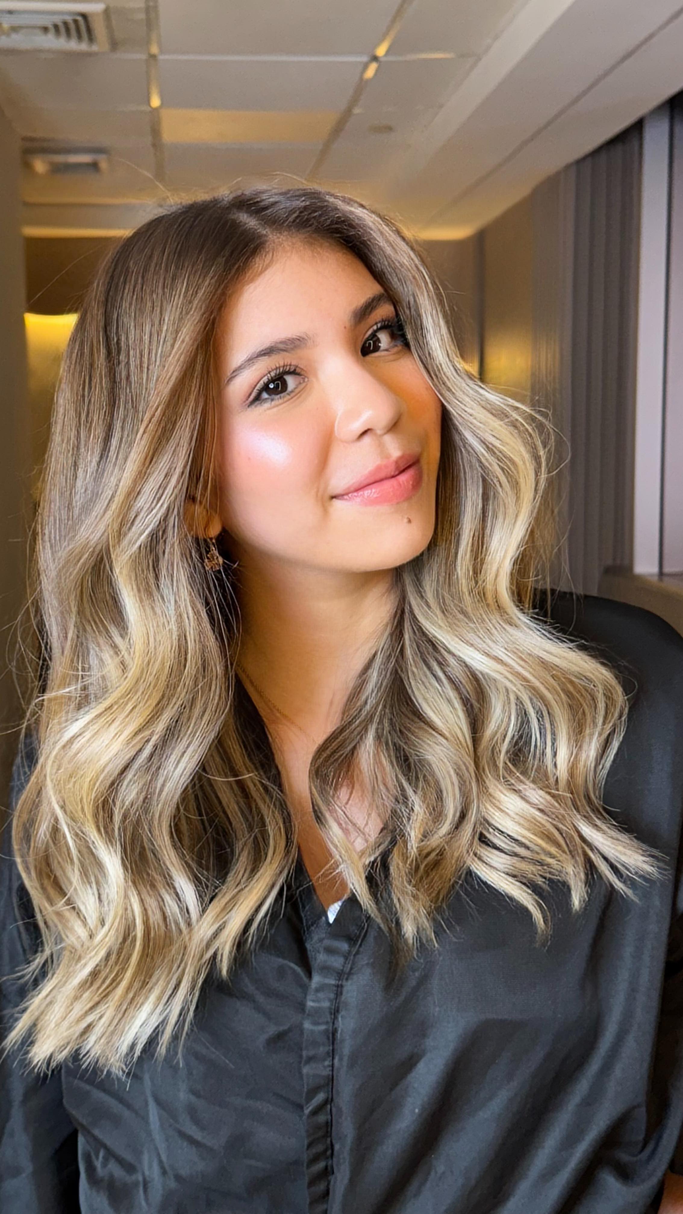 ✨ Vanilla Lumière ✨
De una melena oscura y sin dimensión a un rubio sofisticado, luminoso y lleno de vida.
Cada reflejo fue diseñado a mano con mi técnica híbrida, cuidando la salud de la fibra y potenciando su belleza natural. 💎🌟
💫 No es solo un cambio de color, es una transformación que eleva tu estilo y tu confianza.
📲 Reserva tu cita y vive la experiencia premium en #JesúsTabaresSalón
🎨 Estilistas: aprendan a crear resultados así en mis próximas masterclass.
#salondebellezapanama #cambiodelook #byjesustabaressalon #panamacity #balayagehighlights #musadejesustabares #balayagepanama #blondehair #alfaparfmilano #houseofbeautypanama #pty #mastercolorexpert