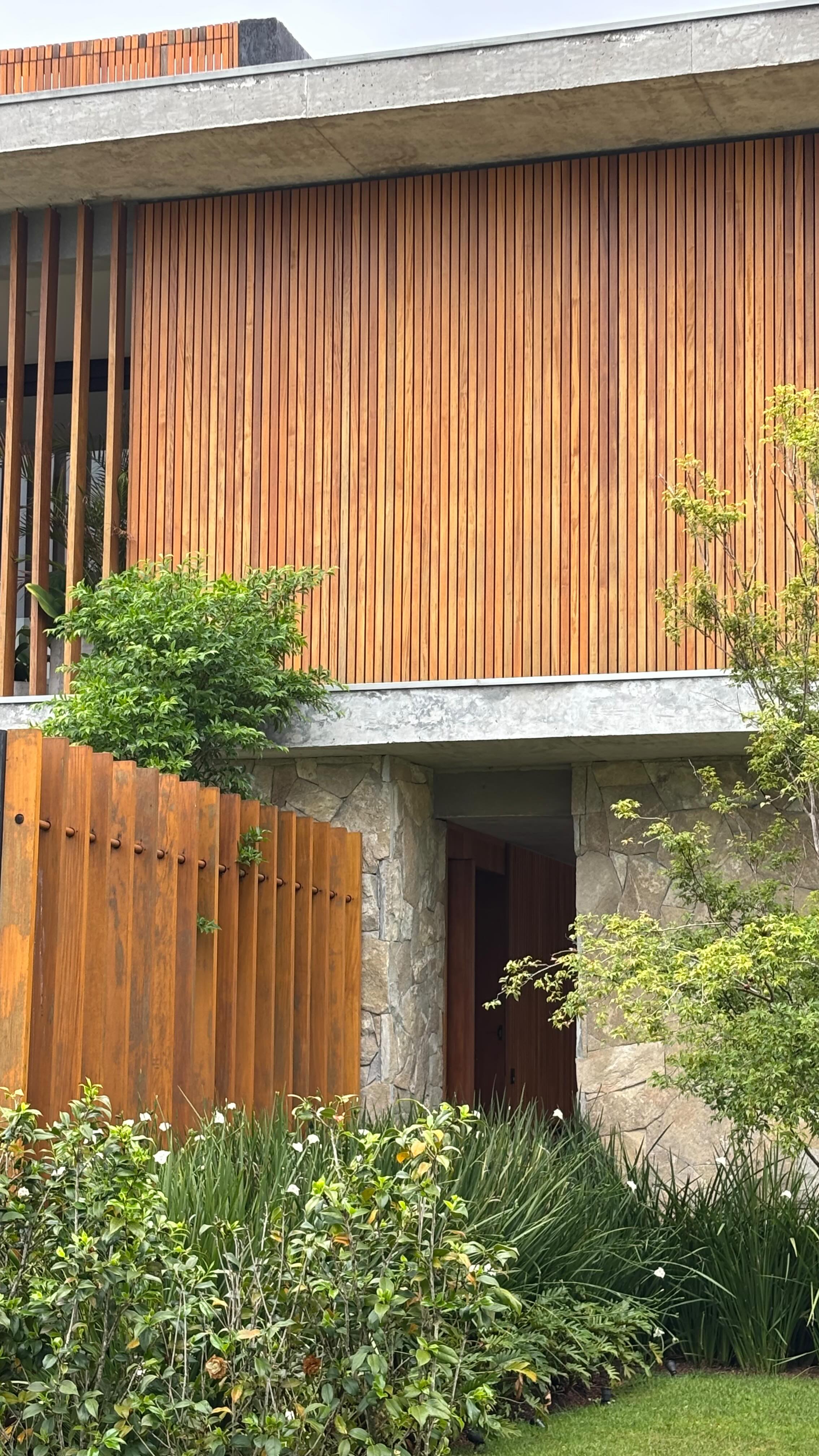 Hoje fizemos uma visita na Casa Ilhas, em Eldorado do Sul.
#casa #concretoaparente #landscape #galeria733 #paisagismo #interiordesign #madeira #ripadodemadeira #ModernArchitecture #ArchitecturalDesign
contato@galeria733.com.br
____________________________________________
GALERIA 733