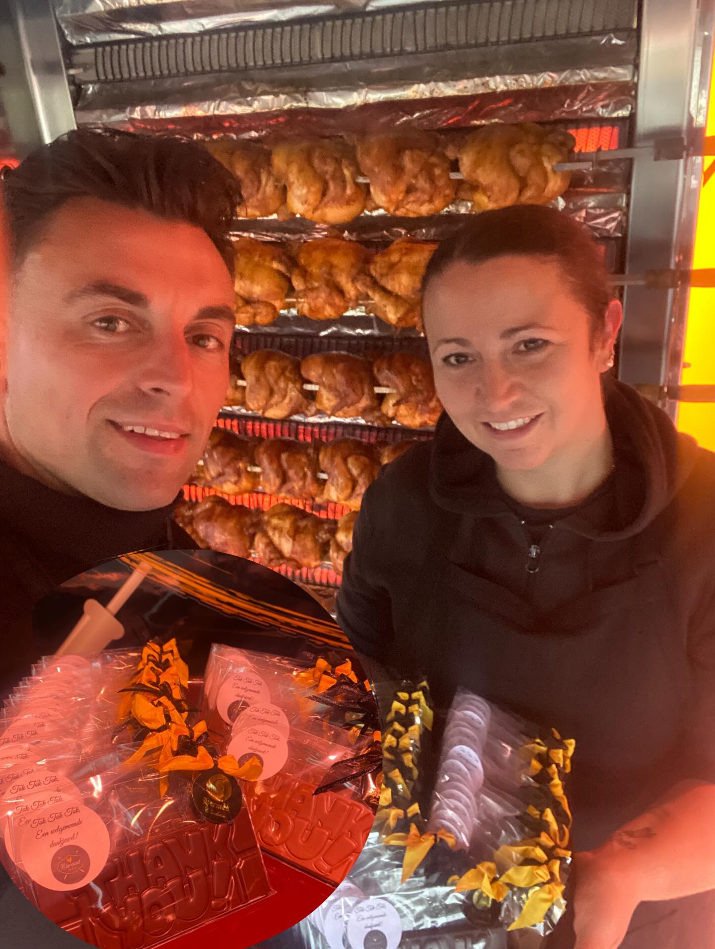 🎉 Dit weekend vieren we @weekendvandeklant bij Kip & Spit K’braad! 🎉
Al een decennium lang bakken wij met passie onze kipjes voor jullie – onze fantastische klanten. 🐔❤️
Daarom zeggen wij dit weekend dankjewel! 🙏
Iedere klant krijgt bij zijn bestelling een heerlijk stukje chocolade van ons. 🍫✨
Kom langs, geniet van onze kip… en van een zoete verrassing! 🎁
👉 Tot snel bij Kip & Spit K’braad! @hermes_chocolatier