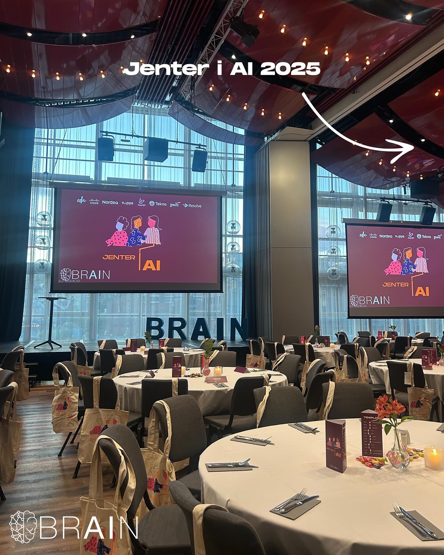 Jenter i AI 2025 🤖🦾👩💼
Mandag gikk Jenter i AI av stabelen for 7. år på rad, og vi kunne ikke fått en bedre start på uka!🤩 Målet med dagen er å løfte fram kvinner i AI og inspirere flere til å utforske mulighetene innen kunstig intelligens, og årets foredragsholdere leverte virkelig på scenen!🩷🩷
Vi fikk besøk av råkule damer fra ulike selskaper som delte sine erfaringer og innsikt om AI-verdenen: Elisabeth Haugsbo fra Tekna, Edmary Altamiranda fra Aker BP, Kari Mo og Ingrid Kolderup fra Cisco, Mafalda Paço og Lydia Ghebrehiwot fra Vipps, Camilla Dybdal fra Visma Resolve og Line Melbye fra PwC 🩷 Tusen takk for at dere bidrar til å spre kunnskap om jenter i AI!
Det var stor interesse for arrangementet, og plassene ble revet vekk på under ett minutt! 🤩 Det er veldig stas at så mange ønsker å delta på arrangementene vi lager!
Det ble servert deilig hotellfrokost på morgenen, og mellom de inspirerende foredragene kunne studentene mingle med bedrifter på stand. 🥐☕
Som en ekstra bonus avrundet vi dagen med et kveldsevent i samarbeid med ODA Young, hvor deltakerne fikk påfyll av både inspirasjon og nettverksbygging ✨🤝
En spesiell takk går til prosjektgruppen for helt fantastisk planlegging, og ikke minst gjennomføring: Prosjektleder: Kaja Aamlid, prosjektmedlemmer: Elisabeth Beck-Birkeland, Kristina Garnes, Ina Jobraaten, Andreas Bang-Olsen og mentor William Lie👏👏
Vi gleder oss allerede til neste år🔥