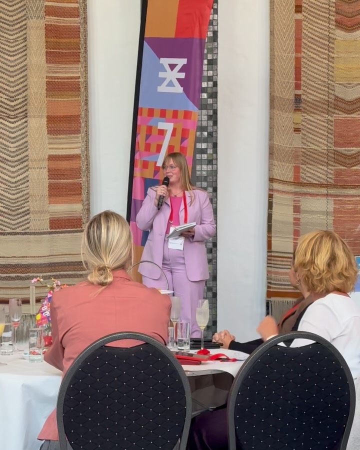 Nog even over gisteren… weer in de burgerzaal van het stadhuis van @gemeente_enschede. En toen ik binnenstapte wist ik nog niet wat ik zou voordragen voor alle partners van stadsdeel centrum. 😉
Dat werd uiteindelijk dit gedicht, over hoe we willen dat onze stad eruit komt te zien, en hoe we ons fijne centrum veilig en groen konden houden. @nikiphotogrphr filmde de hele voordracht (bedankt! ❤️).
Dat we samen maar de juiste richting op mogen stromen.
💧💧💧
We druppelen binnen
achter glas-in-lood
we stromen hier samen
in de vijver van de stad
dit is de stad die we delen
waar het soms kabbelt,
soms kolkt
de stroming die ontstaat
door alle druppels samen –
wat fijn dat jij er bent
we willen het verschil
maken in de buurt
want in kleinere plassen
creëren druppels
grotere kringen
één iemand kan
het verschil maken
waar willen we thuiskomen?
hoe ziet het eruit,
die entree van de stad?
wat is het eindpunt van de trein –
hoe zorgen we ervoor
dat iedereen hier wil zijn?
gaan we omhoog
het water op
trekken we het bos in
of het boerenerf op?
maken we meer plekken
waar we trots op zijn
zoals de Oude Markt,
de Javastraat,
het Wilminkplein?
we dromen van grachten en stranden
niet ons verschuilen
achter betonnen wanden
geen aquarium,
maar bruisende watervallen
afkoelen en vergroenen
we willen elkaar ontmoeten
in het ritme van onze voetstappen
ruimte maken voor het groen
zodat we gezellig de auto
weg kunnen doen
veiligheid, leefbaarheid, eenheid
je hoeft niet je ogen samen
te knijpen tot je het ziet
open je ogen tot je
in je handen knijpt:
hier woon ik
hier valt niemand tussen wal en schip
hier stromen we samen
tot het bruisende hart
van onze droomstad
💧💧💧
#stadsdichter #poezie #gedicht #instapoezie #stadsgedicht #opdracht #poetischenotulen