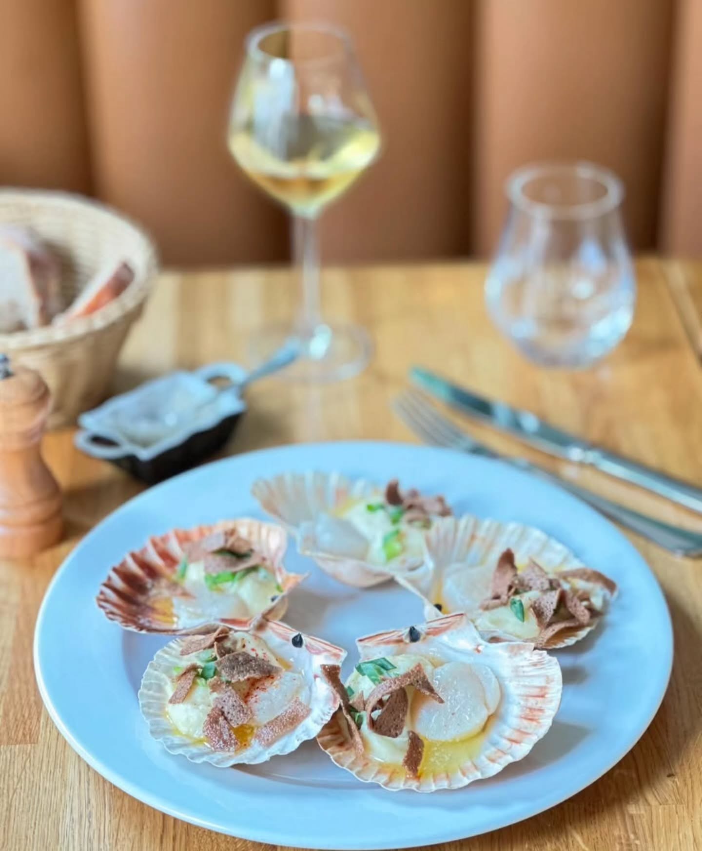 PROJET L'Andouille
Pour la rénovation de ce restaurant à Puteaux, le maitre mot du chef Jean-Pierre est : " j'aimerai que la cuisine reste au coeur du lieu et que le décor soit là pour accompagner l'assiette sans chichi et avec élégance"