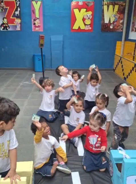 🚦Aprendendo e se divertindo!
Hoje nossas crianças participaram de uma atividade super especial: a confecção de semáforos! 🌈✂️
Entre cores, recortes e muita criatividade, elas aprenderam de forma lúdica sobre a importância das regras de trânsito e como pequenos gestos podem garantir mais segurança para todos. 🚗🚶♀️🚲
Porque educação também é isso: brincar, descobrir e levar aprendizados para a vida! 💡💙
👉 E você, lembra quando aprendeu o significado das cores do semáforo? Conte aqui nos comentários! 👇
#educaçãocomamor #aprenderbrincando #segurançanotrânsito #educandariosantista