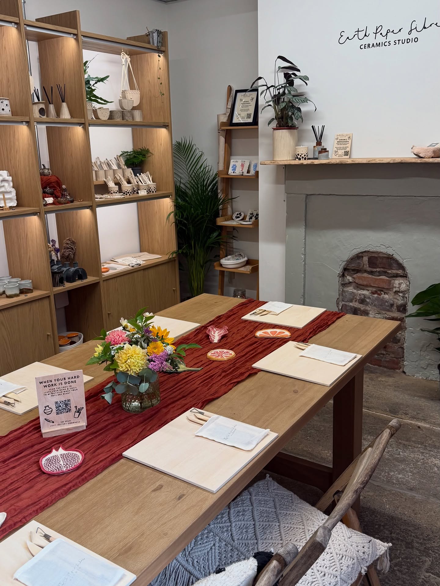 ✨ Exciting news ✨
Ceramic workshops in my brand new studio at Leah’s Yard, are now live! What a dream come true! 🥺
🍐 First up: Fruit & Veg Plates
📅 Friday 10th October
🕖 7–9pm
🎨 A 2-hour guided workshop, all tools, materials & glazes provided
🥂 Grab a drink from Barks or Hop Hideout and bring it along!
All workshops are perfect for beginners so don’t worry if you’re new here!
8 spaces are available per workshops.
Tickets are live now through the link in my bio! See you there for the first workshop in my new home ✨🥂