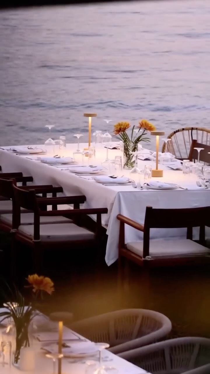 From Ayvalık to Yalıkavak: the creative minds of Bay Nihat and Hodan came together for a culinary celebration.
This exclusive pop-up brought the flavors of Ayvalık’s iconic Bay Nihat Restaurant to the Avantgarde Refined Yalıkavak.
Guests gathered for an unforgettable summer evening of flavor and collaboration, marking the very first dinner in our Legends of All Times Turkish Brands Gastronomy Series.
A refined dining experience, shaped by shared passion and curated with care.