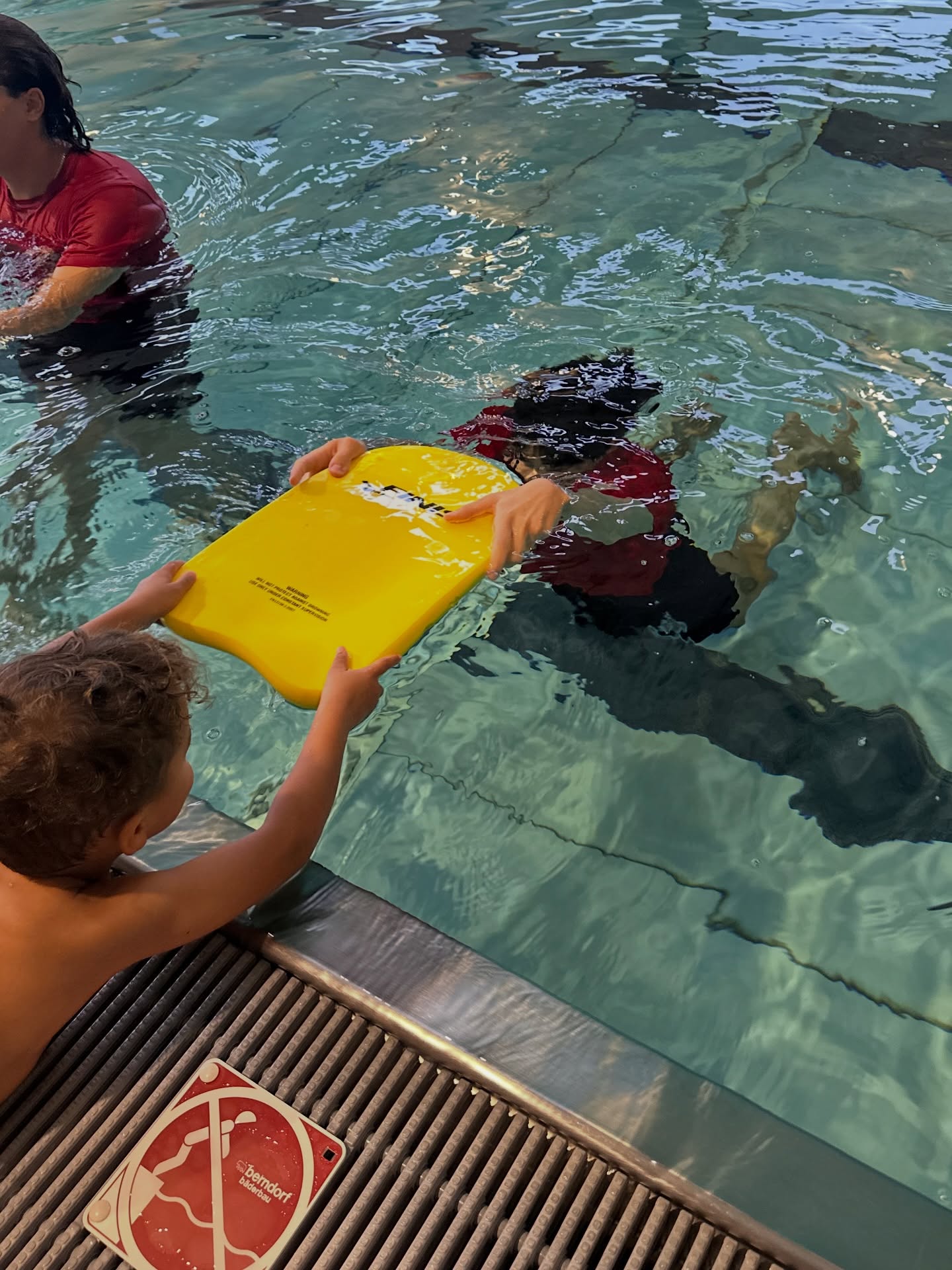 Ferien er full av aktiviteter!
Noen på leir, noen på trening, og masse småbarn på svømmeopplæring! 🪸
En godgjeng fra C, D, E og F koser seg i Älvdalen, mens A og B nyter varmen på Mallorca 🌞
Hjemme i Oslo er Barnehagesvømming i full gang på Romsås. Med svømmeopplæring, lek og livredning får spente barn en lærerrik opplevelse sammen med dyktige trenere 🫧
De som er hjemme i Norge står på med trening på Tøyenbadet 🏊🏽♀️