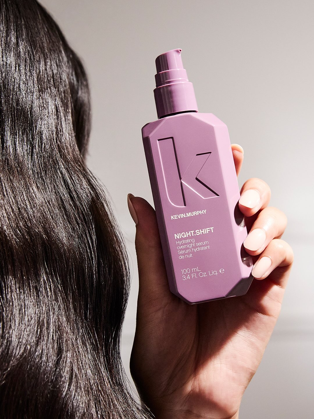 KEVIN.MURPHY NIGHT.SHIFT 🌙✨
💧 Tehokosteuttaa hiuksia 12h ajan
💎 3x pehmeämmät & kiiltävämmät hiukset
💪 Herää 2x vahvempiin hiuksiin
🚫 94% vähemmän pörröisyyttä
Avainainesosat:
💧 Hyaluronihappo – sitoo kosteutta & silottaa
🍋 Kakaduluumu – C-vitamiinipommi, vahvistaa & ravitsee
💤 Levitä iltaisin hiuksiin, anna vaikuttaa yön yli
☀️ Herää pehmeisiin, kosteutettuihin & kiiltäviin hiuksiin
✨ Kauniit hiukset nukkuessasi ✨