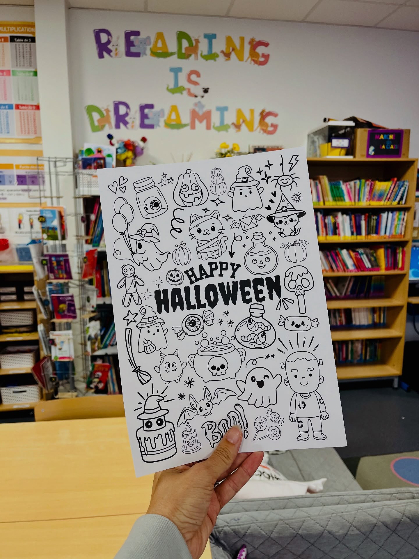 C•O•L•O•R•I•A•G•E
▶️ Qui le veut sur le blog ? 👻
Mes élèves ont adoré le coloriage de rentrée ! Alors j’ai décidé d’en refaire un pour Halloween !
Ils le colleront dans leur cahier du jour comme la dernière fois, cela permet de l’avoir sous la main dès qu’un petit temps s’offre à eux.
Comme celui de la rentrée je l’ai fait entièrement sur Canva. J’adore faire ça !! C’est tellement plus cool que des programmations ou rentrer les résultats des evals nationales 😆😆 !
J’espère que ça vous plaît !
Bon dimanche à tous !
Maitresselili_lh ✨
🔮 Update : c’est dispo sur le blog !
#maitresselililh #coloriagehalloween #coloriage #teampe #cycle3 #cm1 #cm2 #teacher #teacherfollowteachers