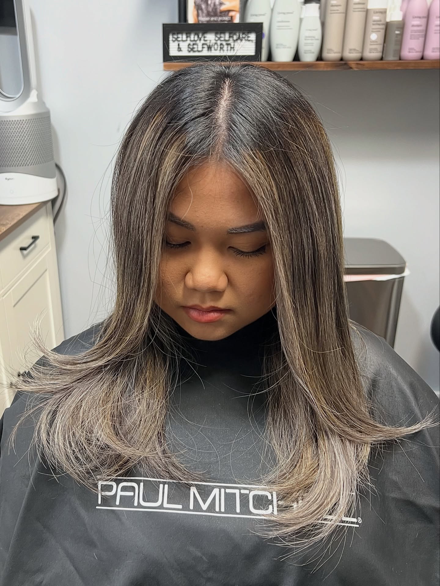 To all my brunettes who want to be a baddy blondie, this is your calling to get your hair done by me! Visit my website to book, or dm me. www.thebeautybff.com
.
.
.
#haircolor #hairstylist #thebeautybffsalon
#beauty #blonde #balyage #matthewrobertsalon