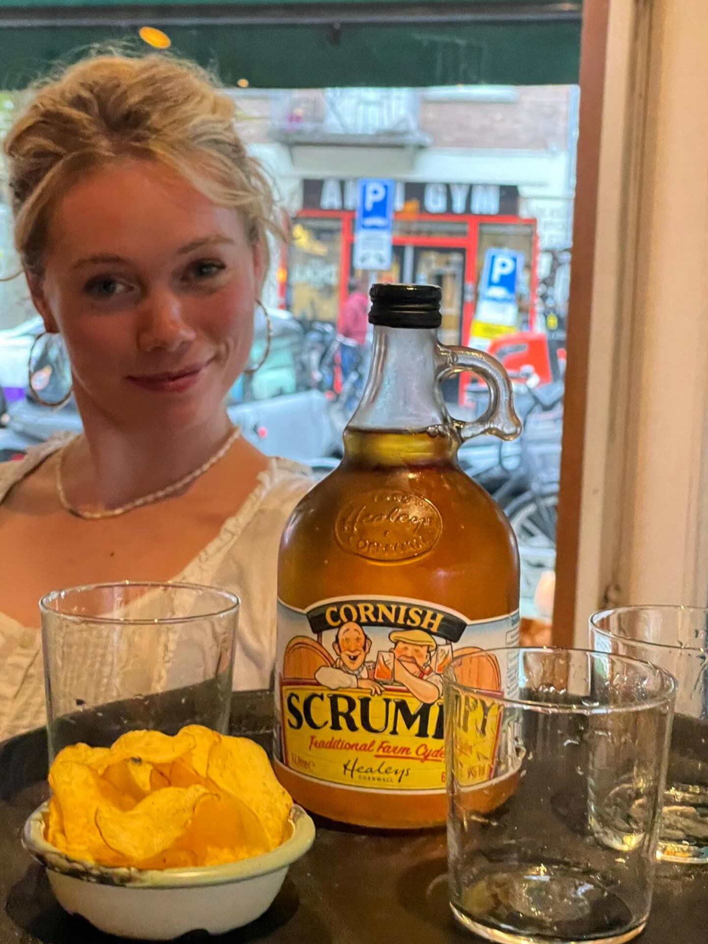 No need to be grumpy.. We’ve got scrumpy! (And Doris, with the biggest smile of Amsterdam)
Try this traditional Cornish still Cider, served in the coolest 1 liter flagon style bottle 🍏🥃