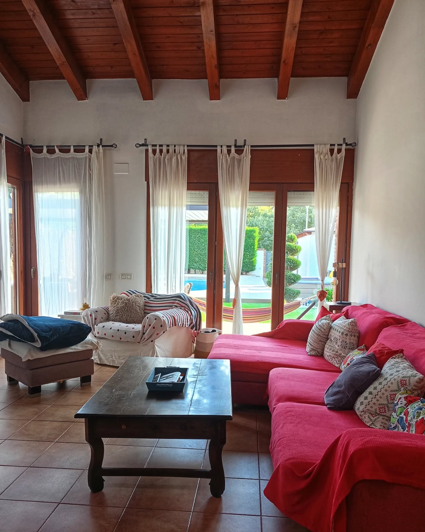 Ca La Mary no es solo su exterior, también guarda un interior lleno de rincones acogedores que invitan a detenerse, respirar y compartir. 🌿✨
Hoy os abrimos un pedacito del salón, un lugar donde las conversaciones fluyen, las velas acompañan y la luz entra suavemente por los ventanales…
Porque aquí, cada rincón está pensado para que os sintáis en casa. 🏡💛
#CaLaMary #casavacacional #vidreres #alquilervacacional #girona #salon #escapada #costabrava #slowliving #catalunyaexperience #travelspain #turismo#rinconesconencanto