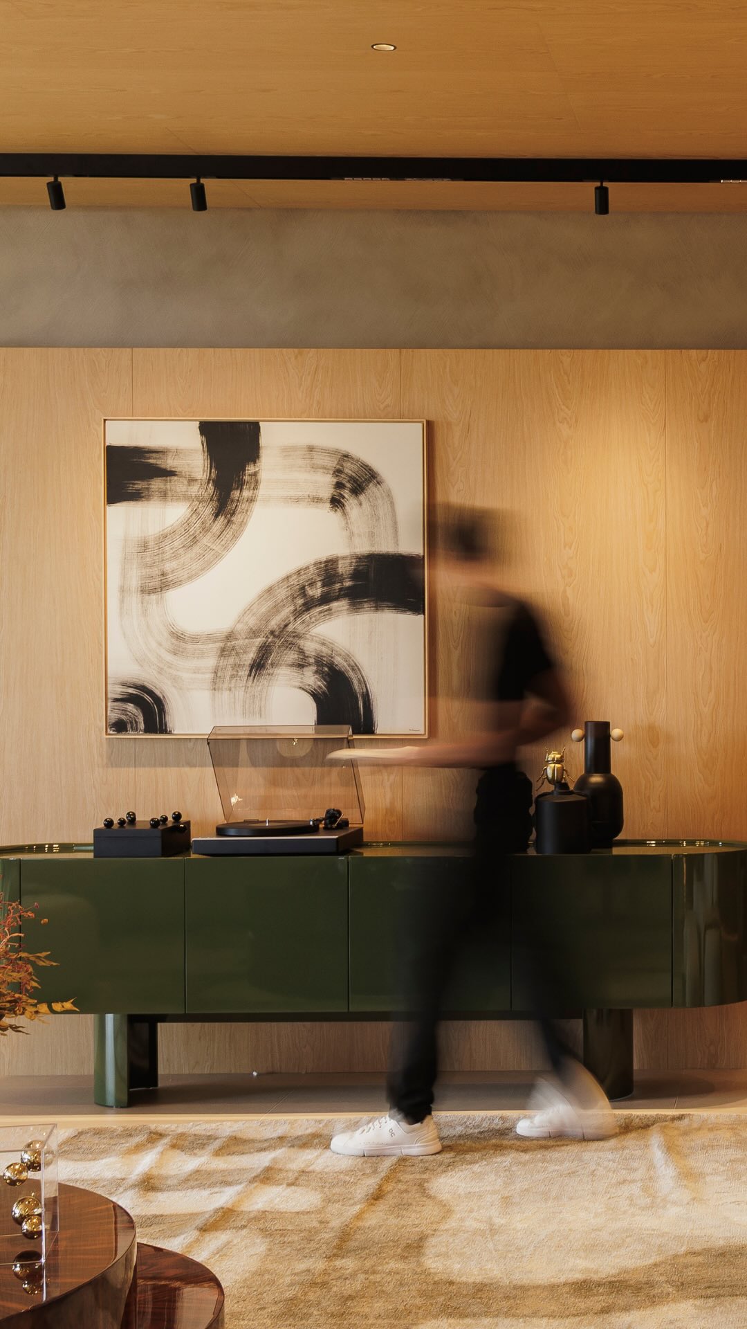 Entre o som das ondas e o silêncio do interior, nasceu um refúgio que respira o mar, o tempo e a presença.
Descubra como o arquiteto Cleber Telles (@clebertelles.arquitetura) transformou este projeto nas torres do Bravíssima na Praia Brava, em Itajaí, em um lar que respira natureza, aconchego e harmonia.
Assista ao episódio completo no YouTube e inspire-se com cada detalhe!
#CasaHall #DesignForLife #Arquitetura #Bravíssima #PraiaBrava
📹 @joao.pedro.varela