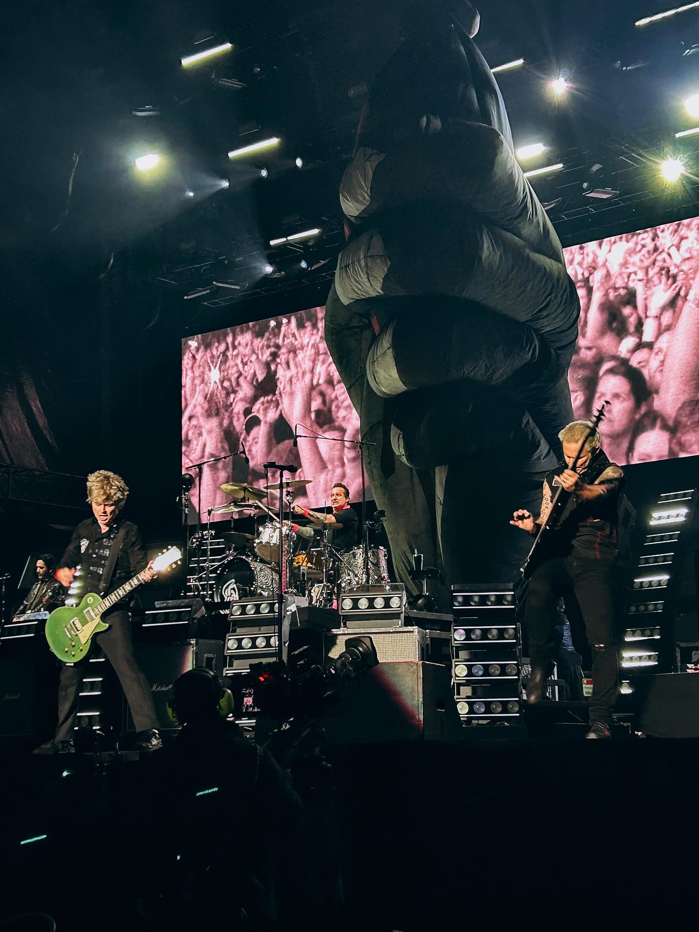 No nosso #TBTLive de hoje, relembramos a passagem do Green Day em Curitiba, da energia contagiante às críticas da setlist. 🤘
Leia a matéria completa em www.weinthecrowd.com
✍️📷 Amanda Batista
#greenday