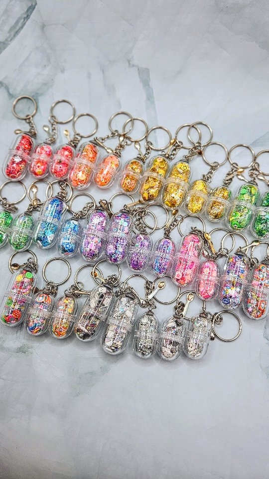 PILL SHAKER KEYRINGS! 💊✨️🩷↕️
For once, a pill that's filled with cute, colourful, shiny things... that we don't have to swallow! 🤭 making the Pill Shaker keyring the perfect spoonie accessory to hang off your bag, keys, lanyard, med kit, anything!
It's a fab sensory distraction as each pill is jam-packed with a combination of:
⭐️ tiny glass orbs
⭐️ sequins
⭐️ polymer clay slices
⭐️ mini crystals
⭐️ glitter
All you need to do is give them a shake to find all the teeny tiny items!
Lovingly complete with a tiny spoon charm as a nod to the spoonie community! ☺️
Shop the rainbow of shakers on the website now, línk in bï0! 🛍🔗