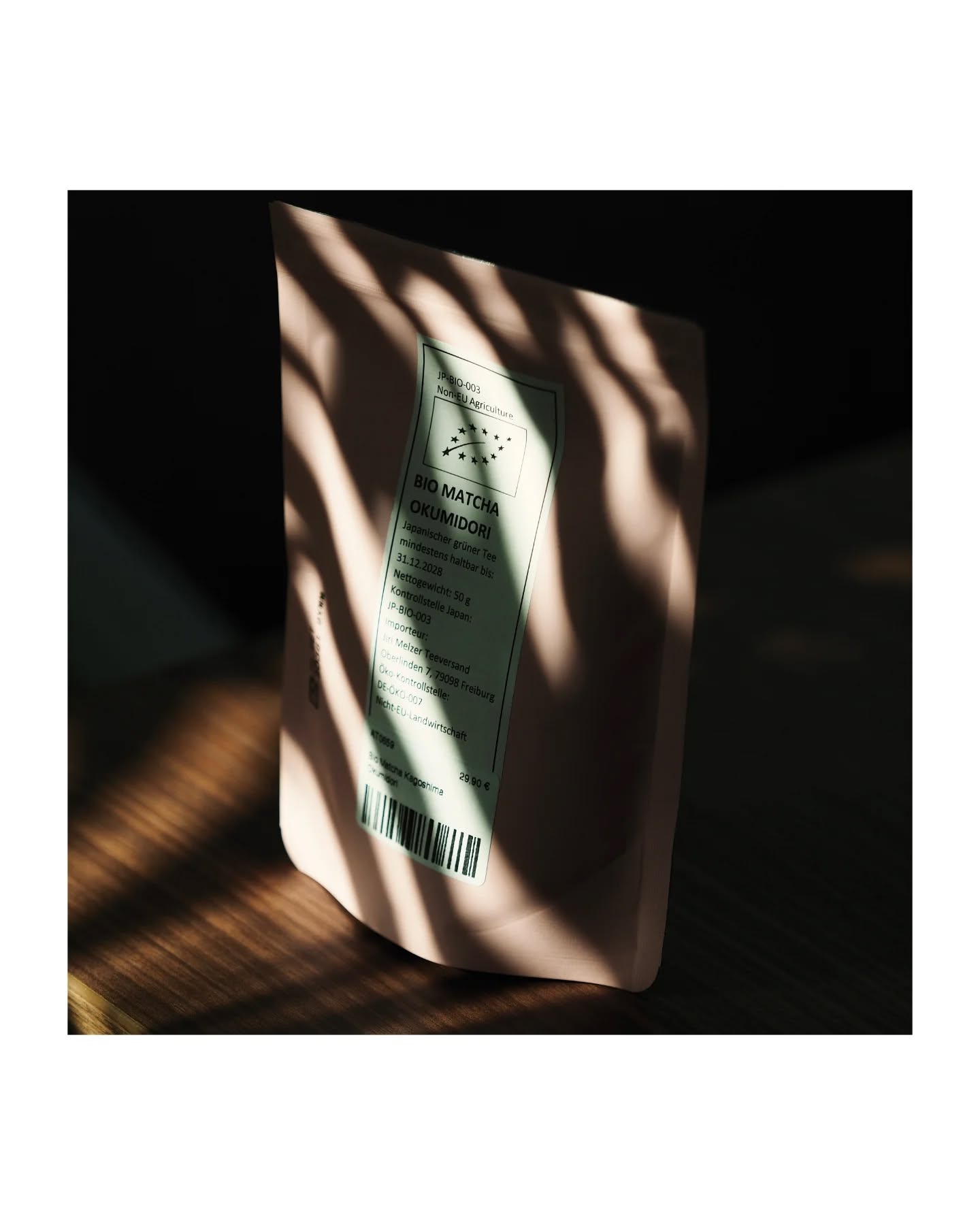 Mehr Umami, ab jetzt in jedem Matcha von uns!
Natürlich immer noch in Kooperation mit den wunderbaren Menschen vom @teekontorkiel
Ab jetzt gibts alle Matchas bei uns nun mit First Flush Frühlingsernten goodness! Die Varietät dieses Matchas ist Okumidori, wodurch er ein intensives Umami und elegantes Aroma in jede Tasse Matcha bringt. Da dieser Matcha noch einmal signifikant arbeitsaufwendiger im Anbau und Verarbeitung ist, müssen wir unsere Preise allerdings auch nach oben korrigieren. Konkret heißt das für Euch:
Matcha intense ab sofort für 5€
Matcha smooth und Matcha Tonic ab sofort für 5.5€