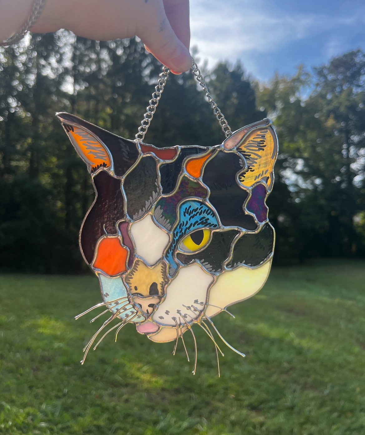 Fetty the kitty 👁️ This little cat turned out so sweet and for the first time ever… we made two! Swipe to see the twins! 🧡🖤Named after the rapper, who I learned through this, also has one eye - legit I always thought he was winking. 😅 My lovely friend @wildiriscrafts ordered this as a sweet memorial piece for her cat sitting client, and then her wife ordered a second one for her too 🥹 it was neat to do two at once!