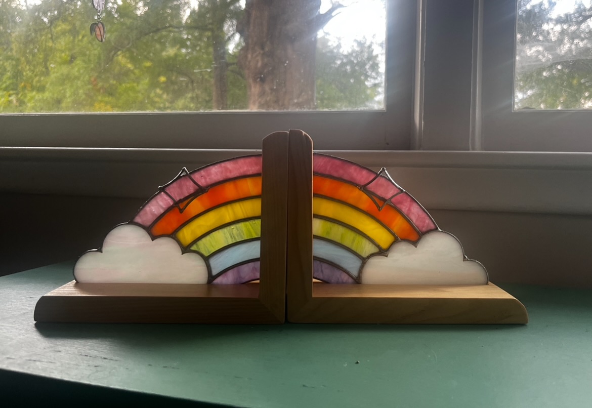 Rainbow bookends 🌈 Simple little design with max cuteness! We neeeeed to make another set of these asap for ourselves, I really love how they came out and would be especially cute in this very spot! One thing I love so much about our new place is having more locations to photograph stuff easily. No more dumpster in the background 😅🥰