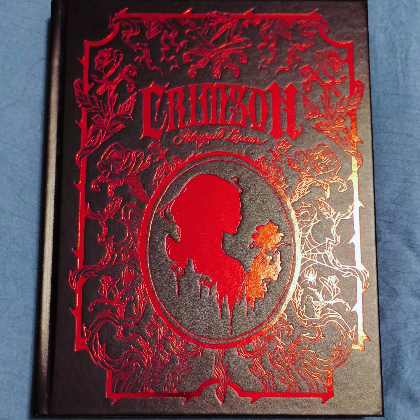 Crimson artbook by Abigail Larson.
It's a beautiful book of Abigail Larson gothic illustrations.
There's not much to say, I'd say check her social medias to see her work by yourself, it's free to browse a website or a social media after all~