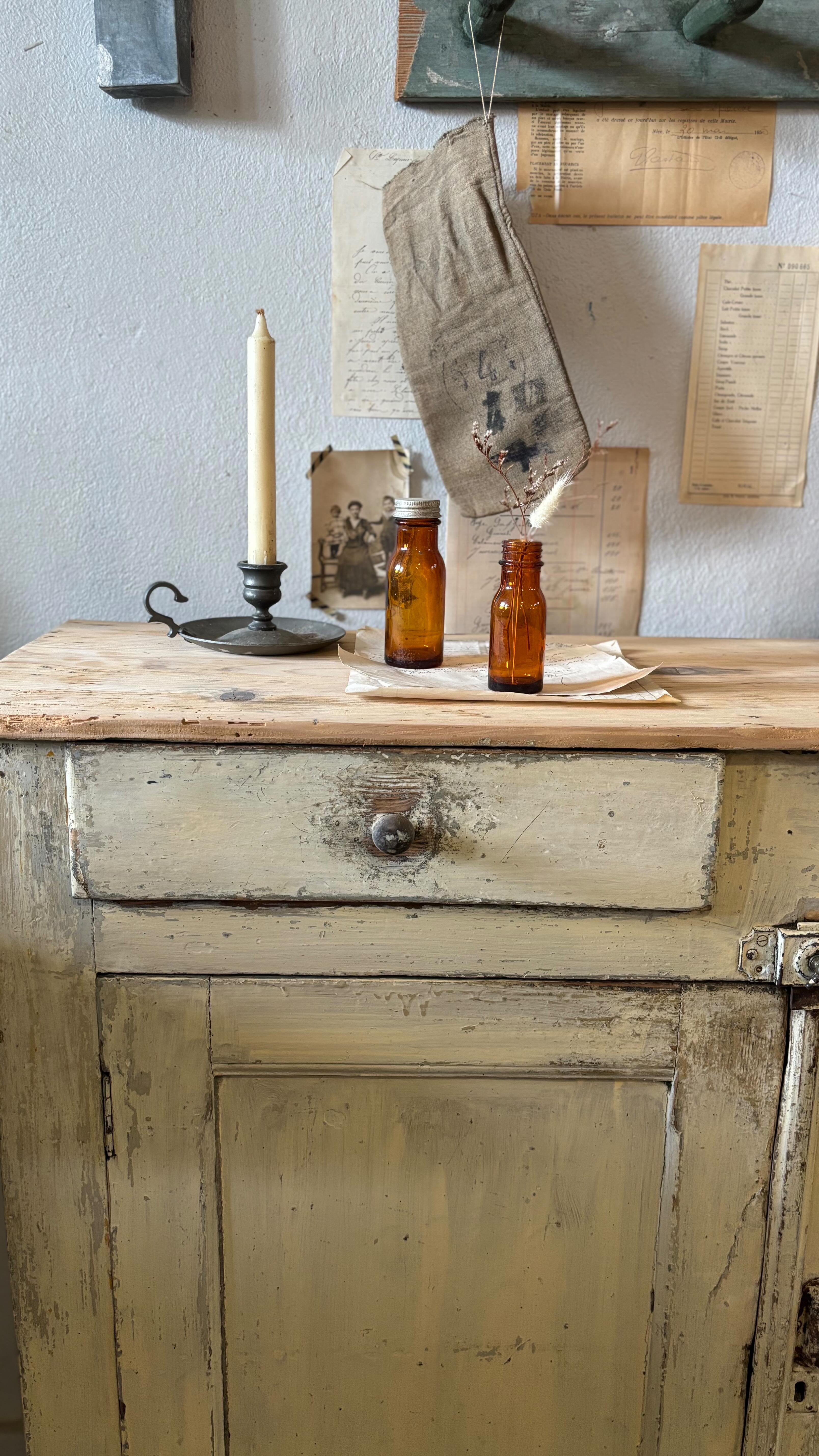 🤍 Patine lover
Pour les amoureux de patine, en voici un qui ne passera pas inaperçu, magnifique buffet parisien
Ajoutez à cela de jolis détails comme ses poignées coquilles ou encore son verrou d’origine…
Bref on craque complètement par ici !
Et vous ? 😜
Dimensions : L 106 x P 34 x Ht 97 cm
Disponible en boutique ce week-end aux @pucesducanal et sur notre e-shop (lien en bio) 🏷️
Livraison par transporteur partout en France
Brocante - Buffet parisien - patine - brocante en ligne - meuble ancien - décoration - retour de Chine